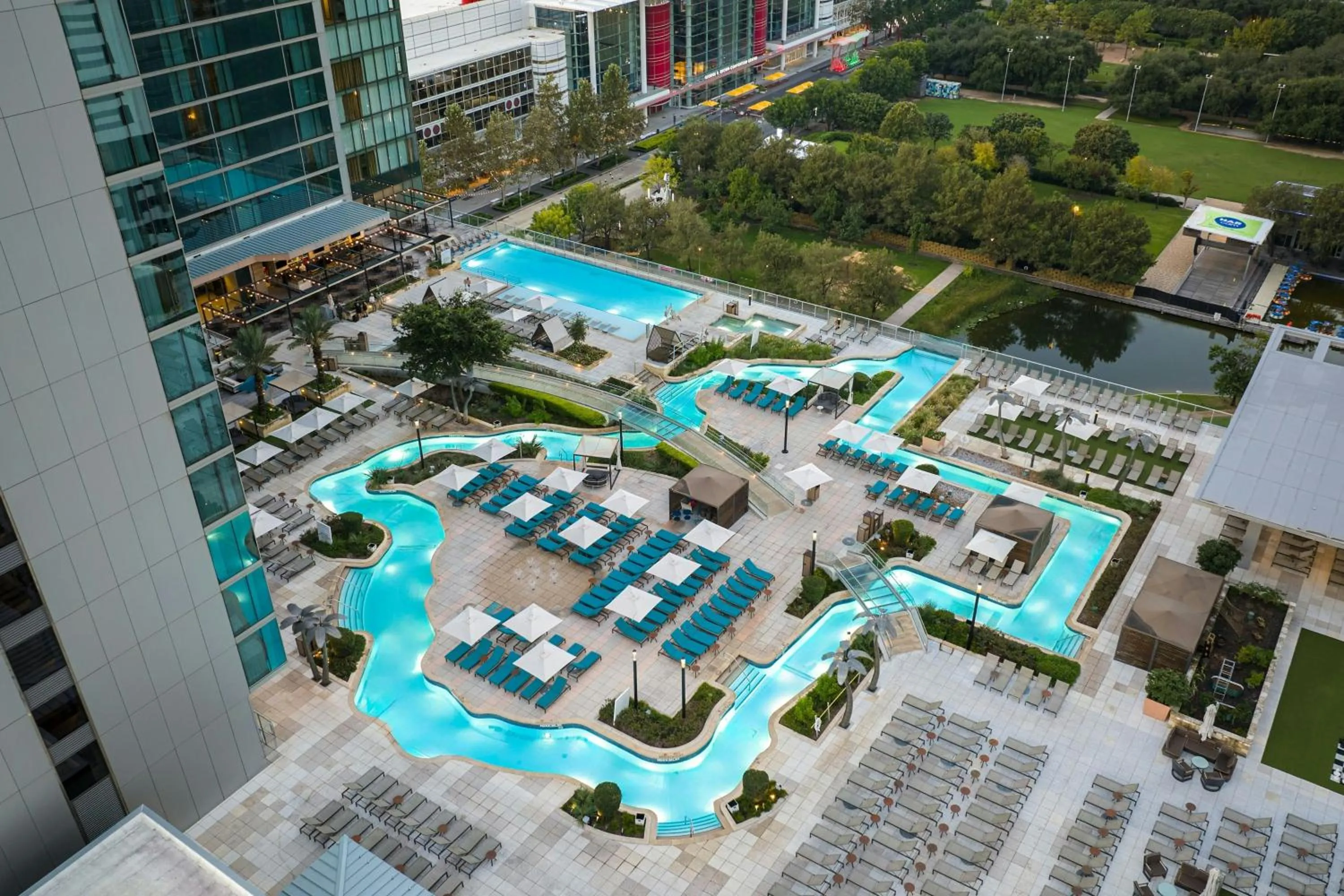 Swimming pool in Marriott Marquis Houston