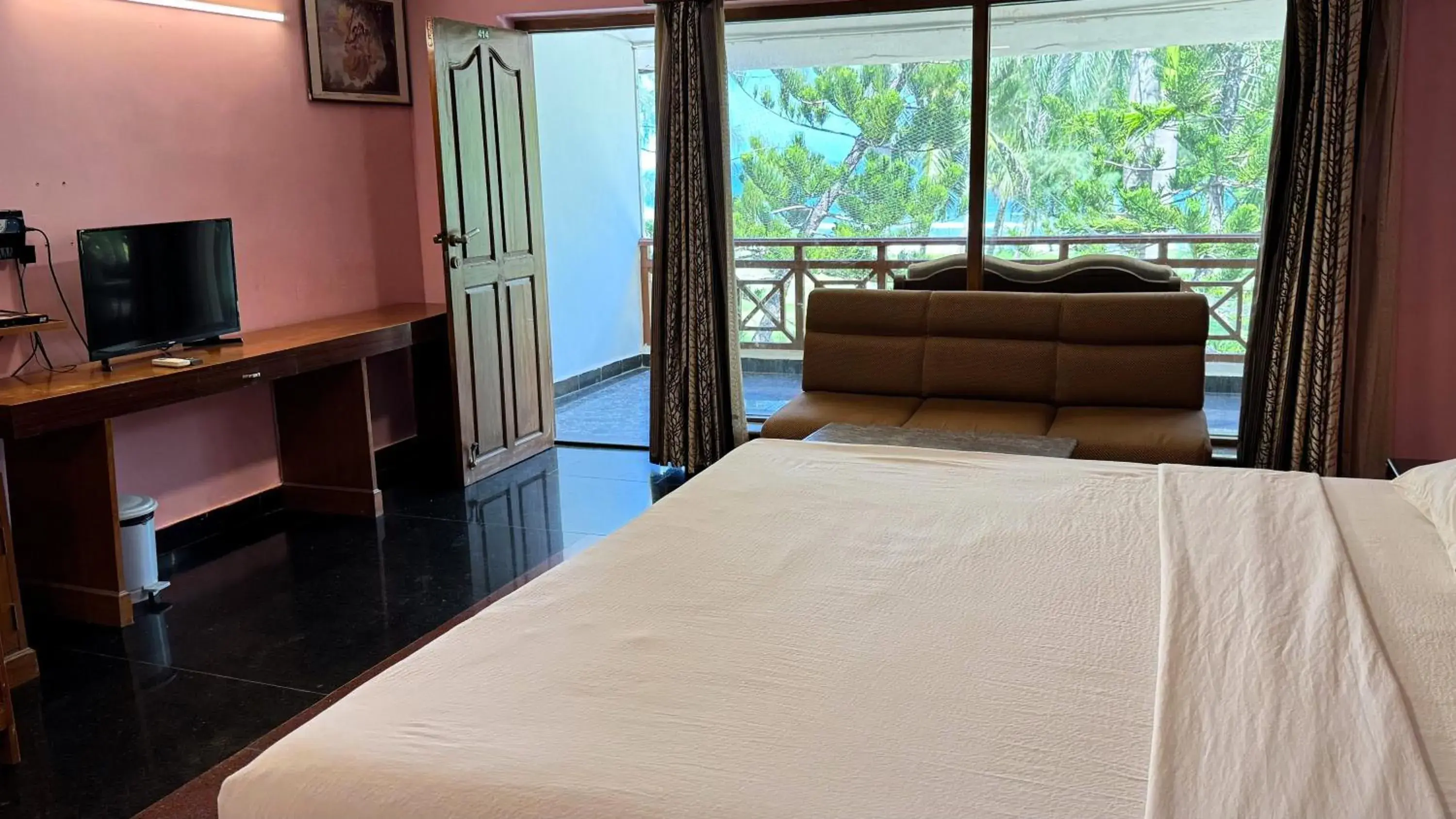 Deluxe Double Room with Sea View in Sea Breeze Beach Resort Deluxe Double Room with Sea View in Sea Breeze Beach Resort