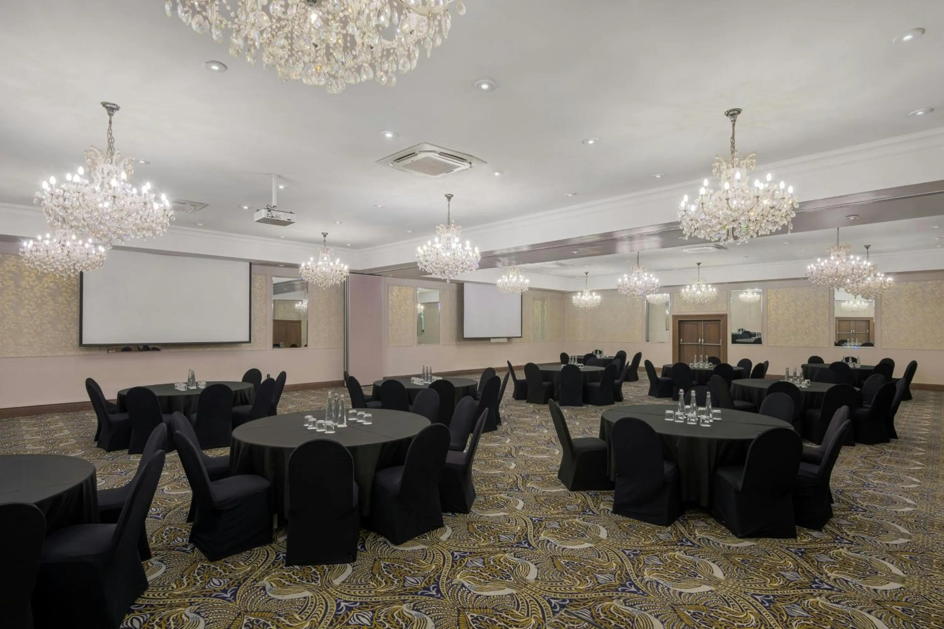 Meeting/conference room in Protea Hotel by Marriott Johannesburg Balalaika Sandton