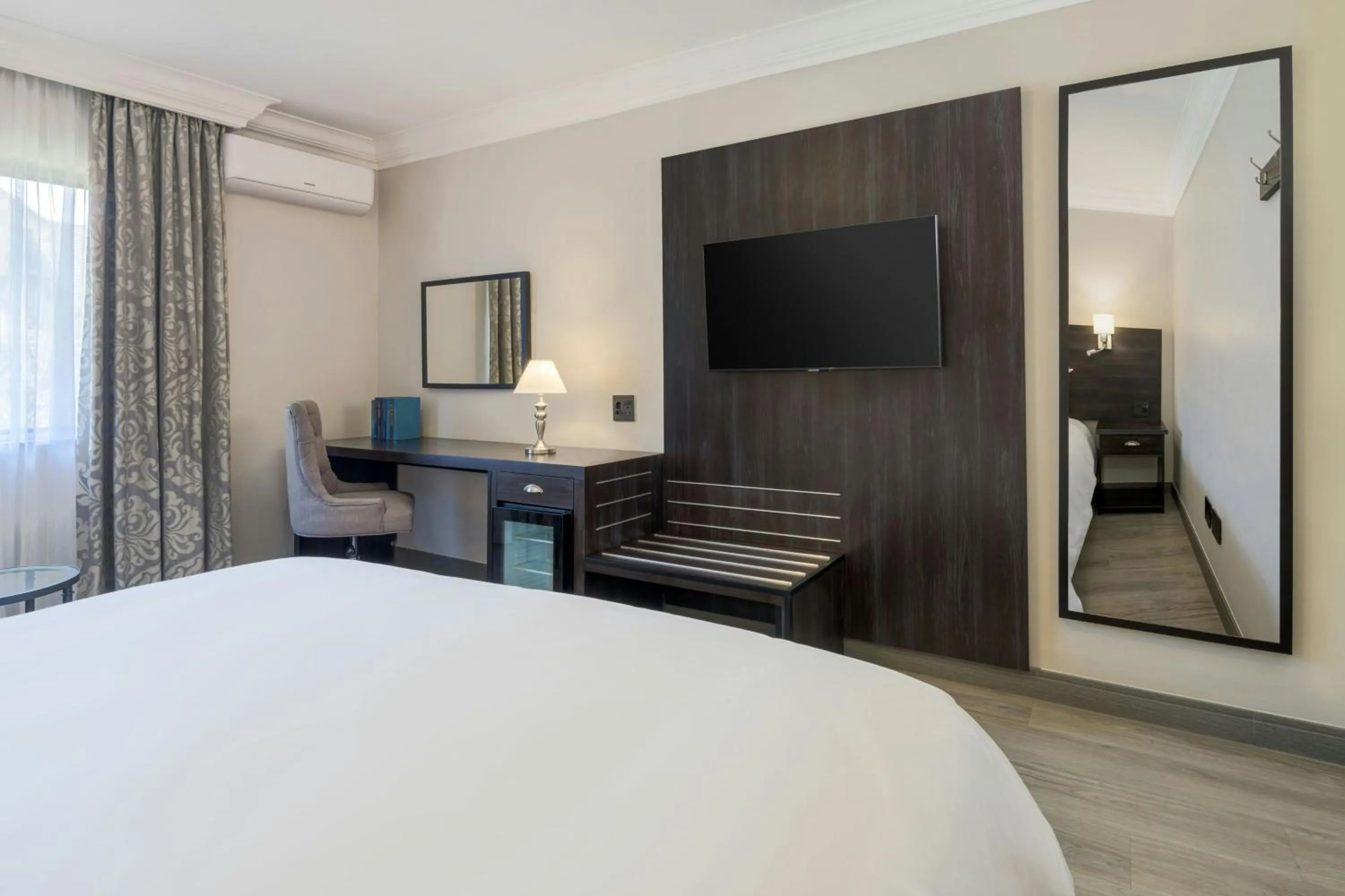 Photo of the whole room, Bed in Protea Hotel by Marriott Johannesburg Balalaika Sandton