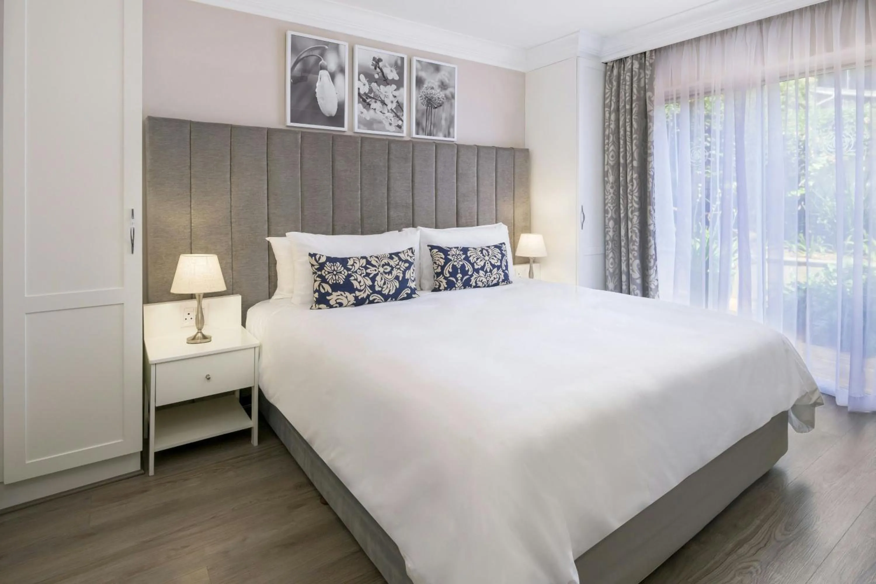 Bedroom, Bed in Protea Hotel by Marriott Johannesburg Balalaika Sandton