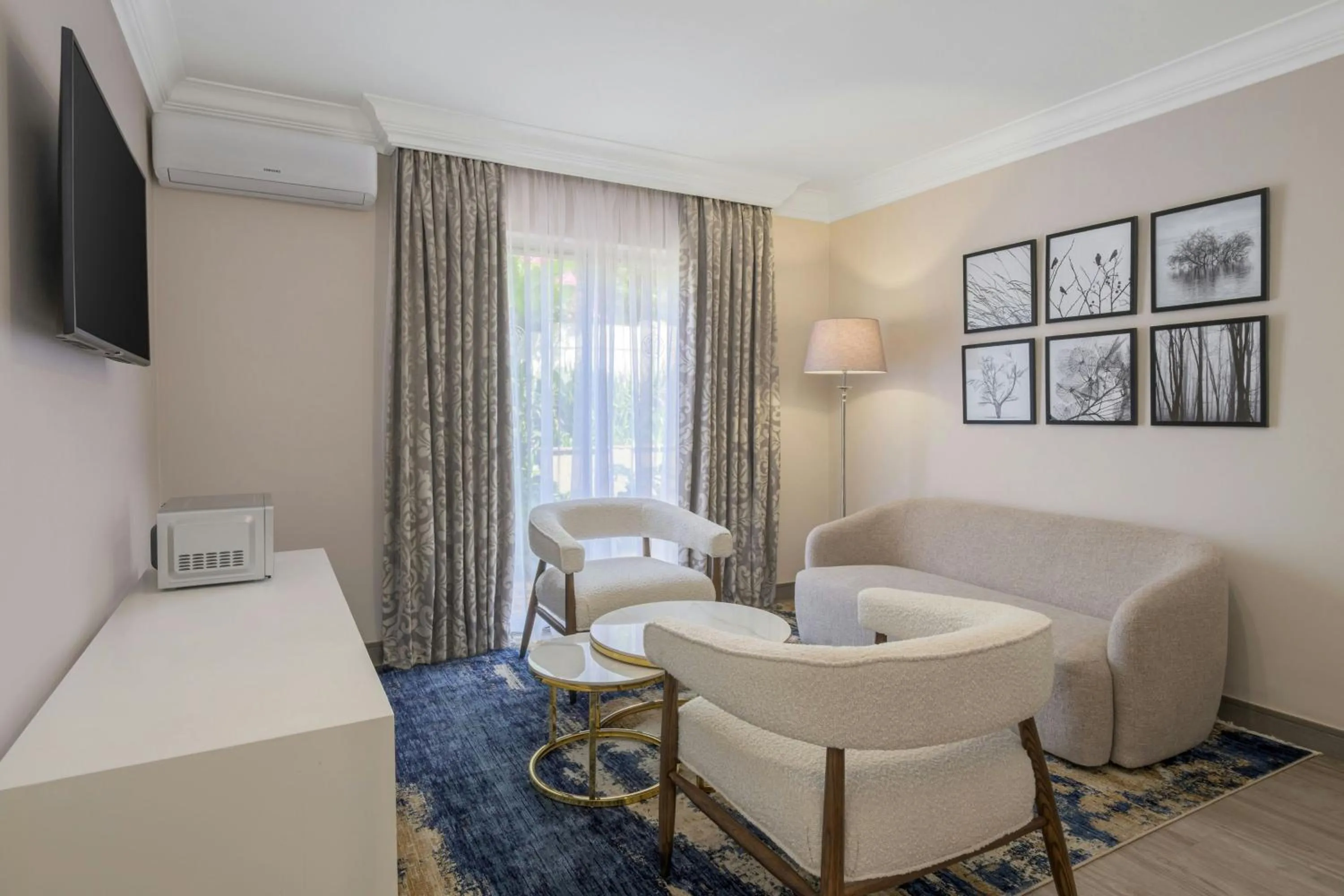 Lounge or bar in Protea Hotel by Marriott Johannesburg Balalaika Sandton