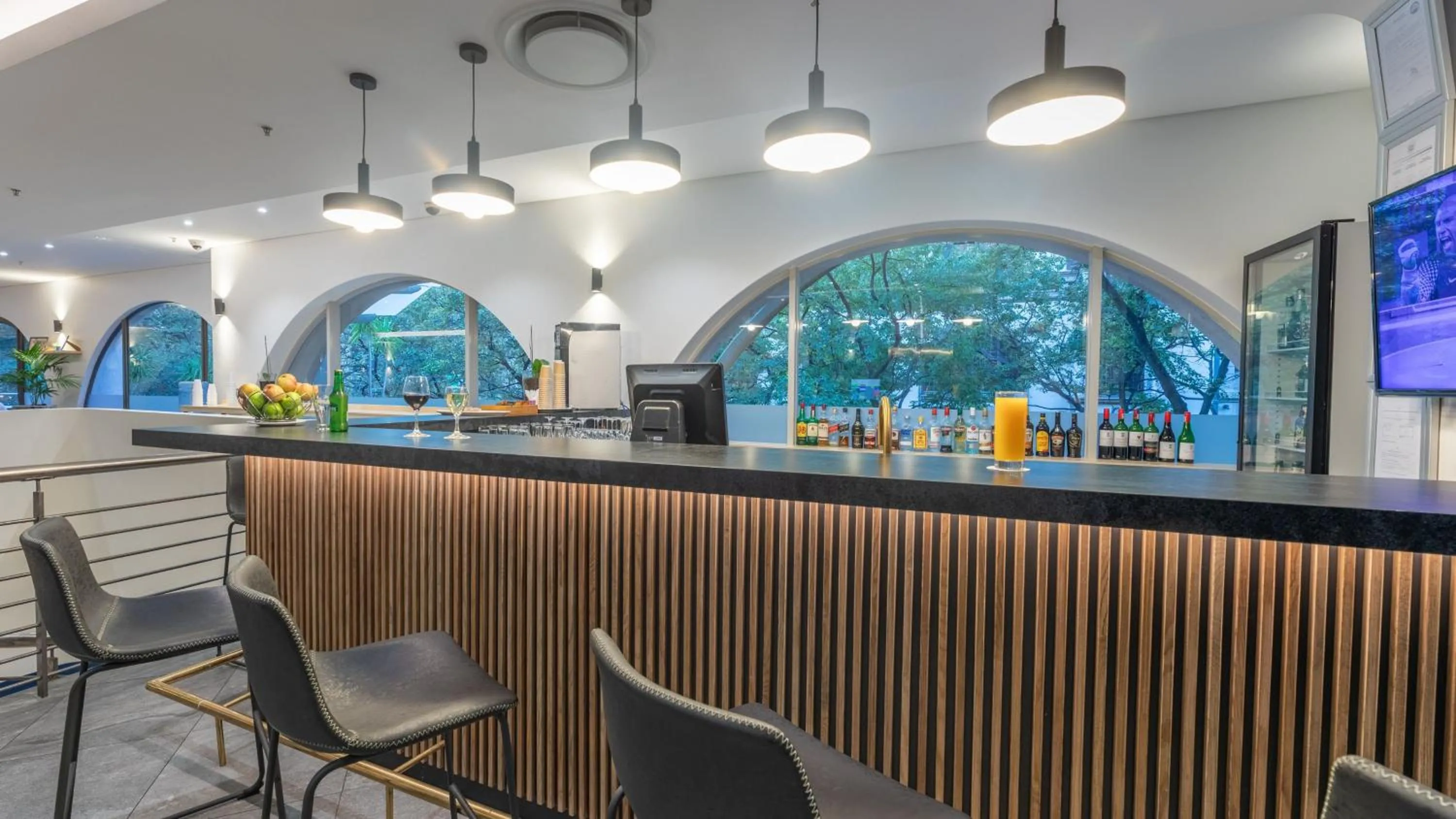 Lounge or bar in Holiday Inn Express Cape Town City Centre by IHG