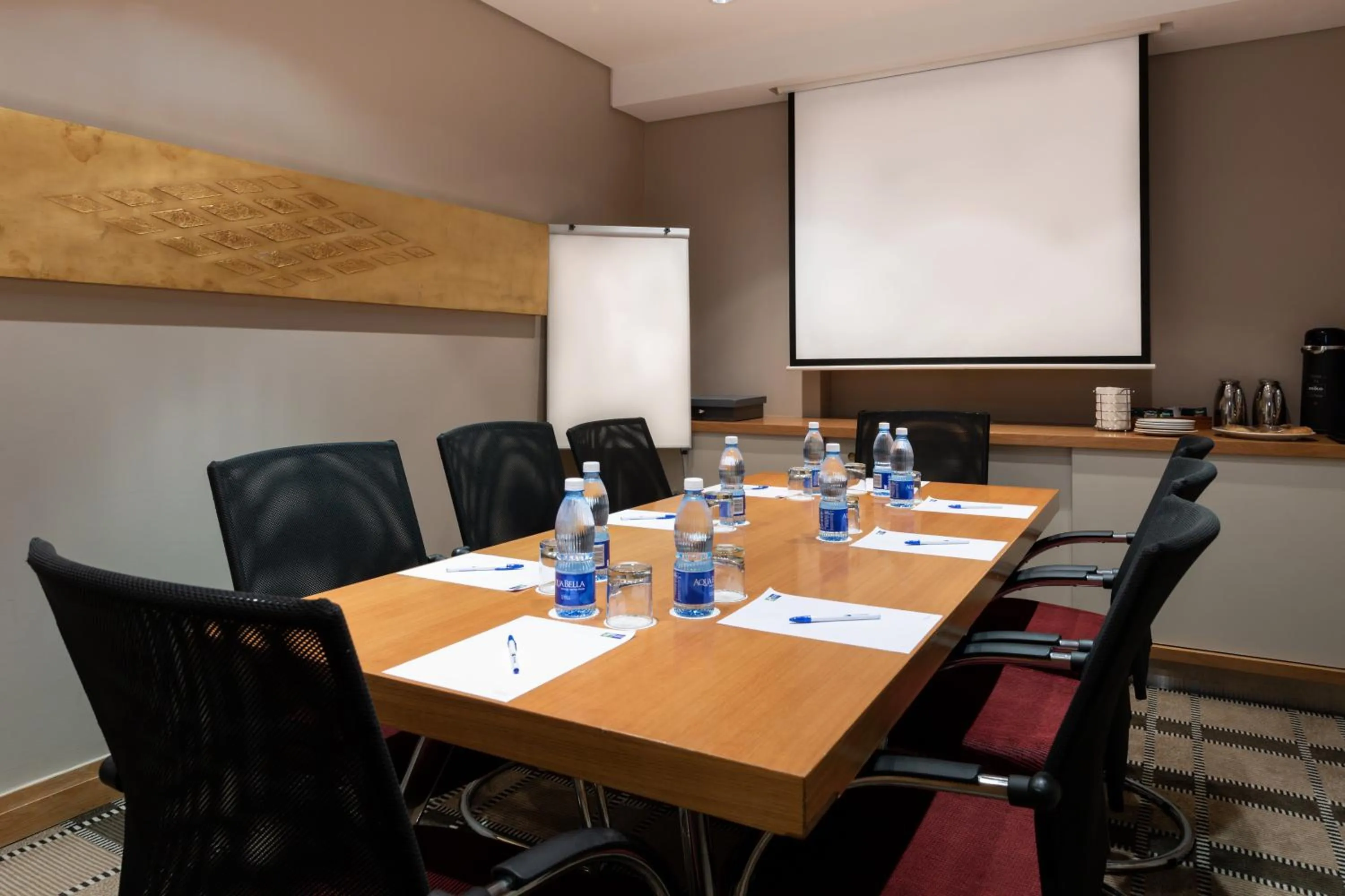 Meeting/conference room in Holiday Inn Express Cape Town City Centre by IHG