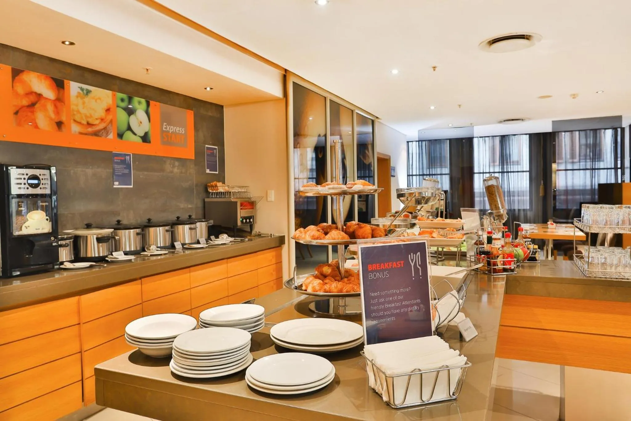Breakfast in Holiday Inn Express Cape Town City Centre by IHG