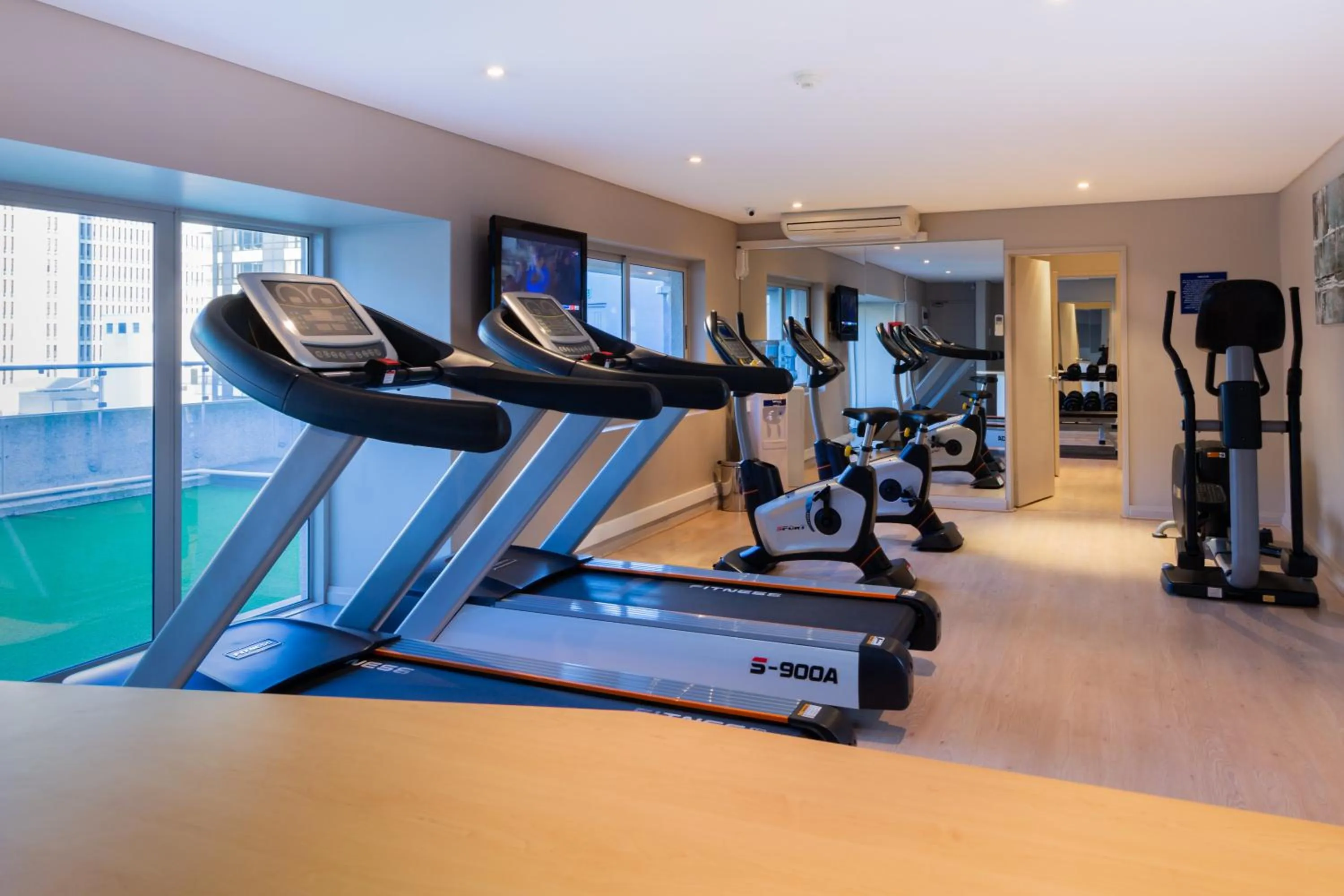 Fitness centre/facilities in Holiday Inn Express Cape Town City Centre by IHG