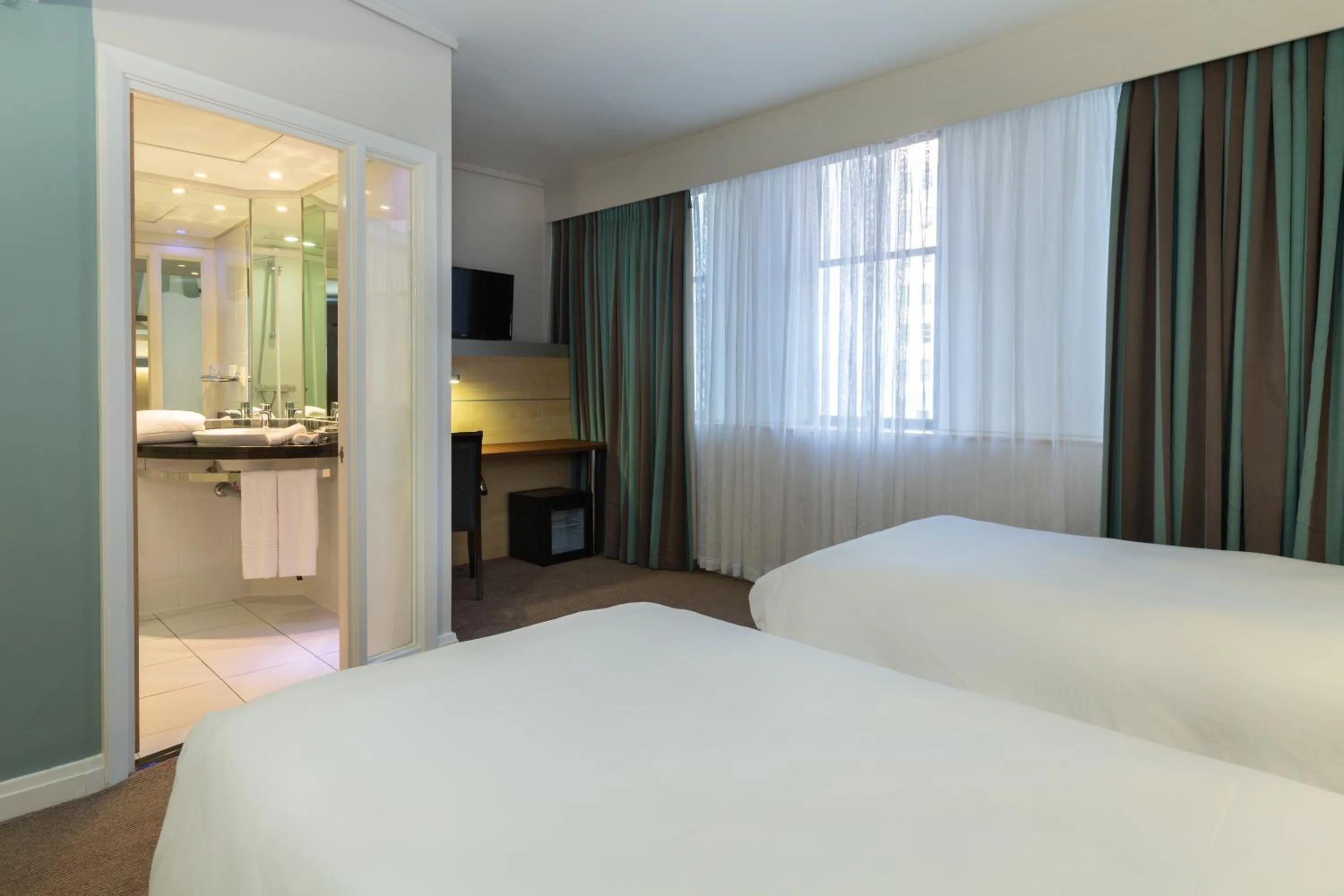 Photo of the whole room, Bed in Holiday Inn Express Cape Town City Centre by IHG