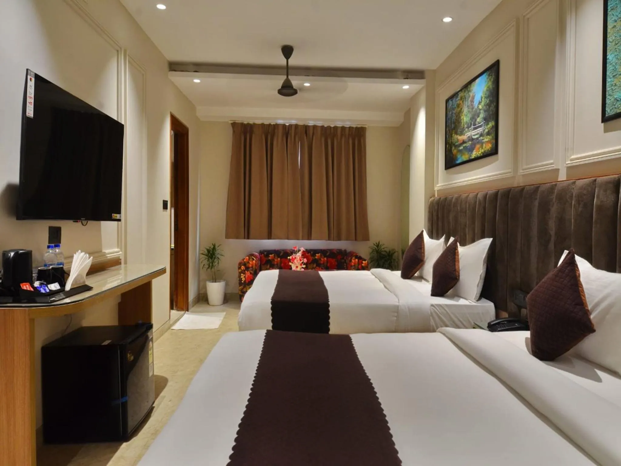 Bedroom, Bed in Hotel Maya Cottage - 2 min from New Delhi Railway Station
