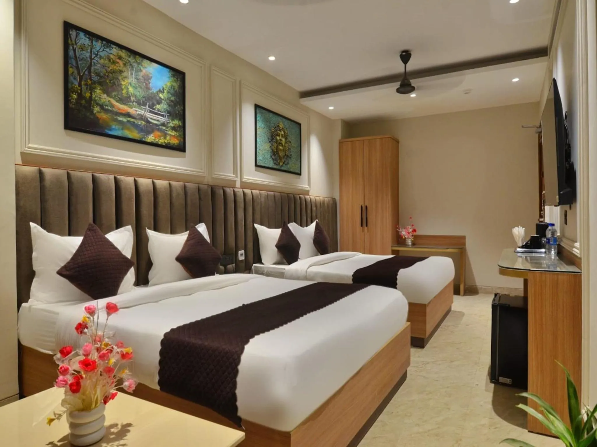 Bedroom, Bed in Hotel Maya Cottage - 2 min from New Delhi Railway Station