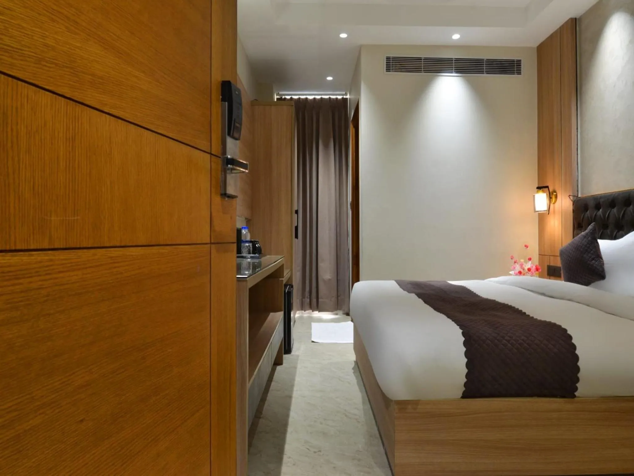 Bedroom, Bed in Hotel Maya Cottage - 2 min from New Delhi Railway Station