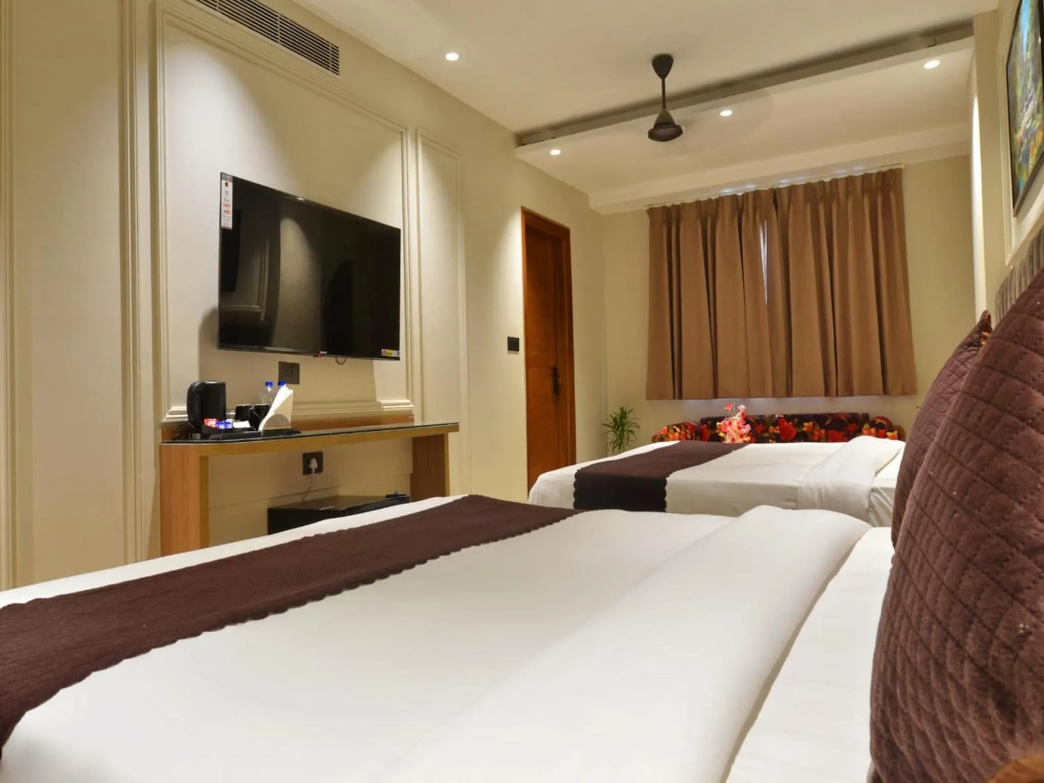 Bedroom, Bed in Hotel Maya Cottage - 2 min from New Delhi Railway Station