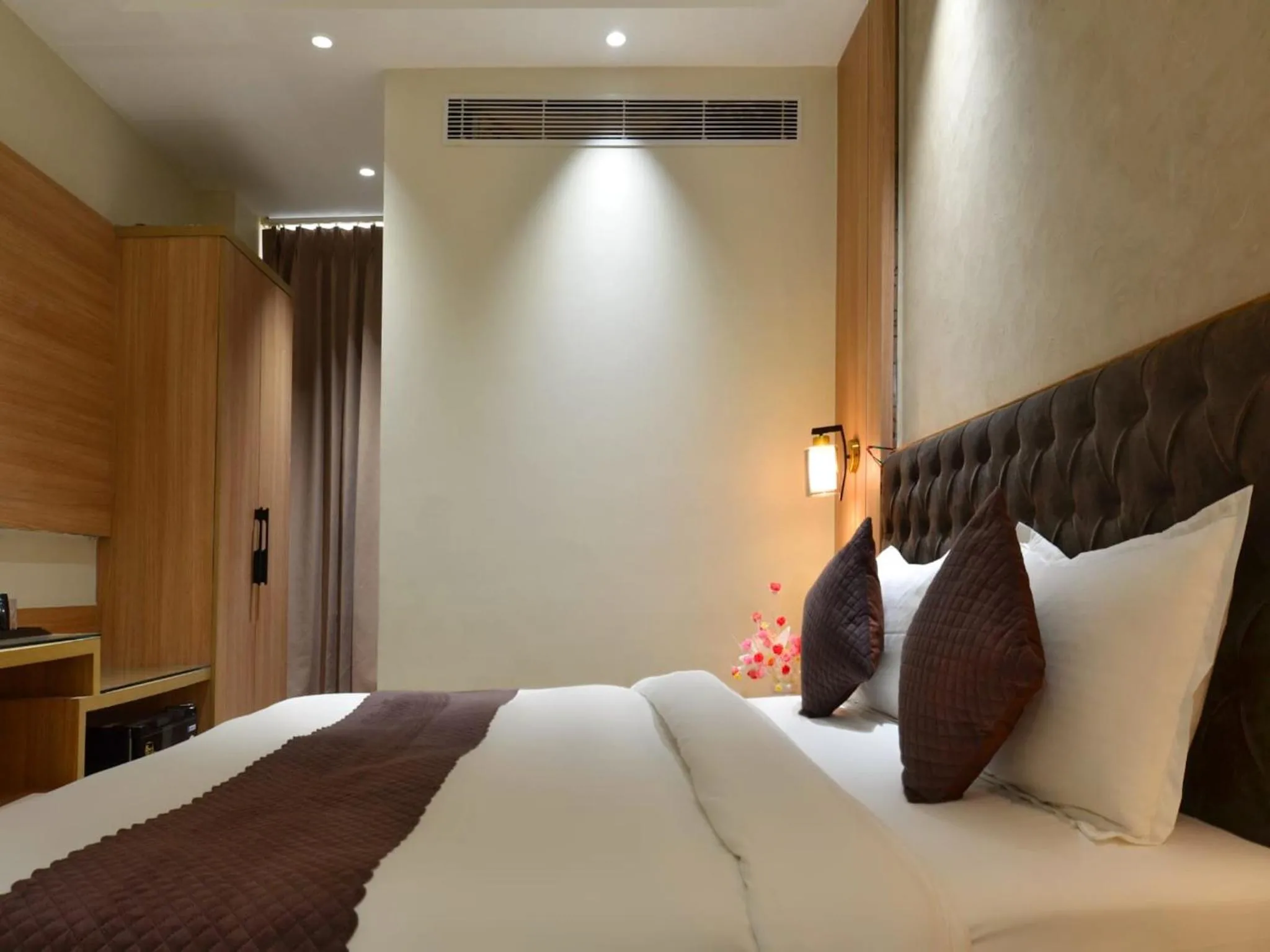 Bedroom, Bed in Hotel Maya Cottage - 2 min from New Delhi Railway Station