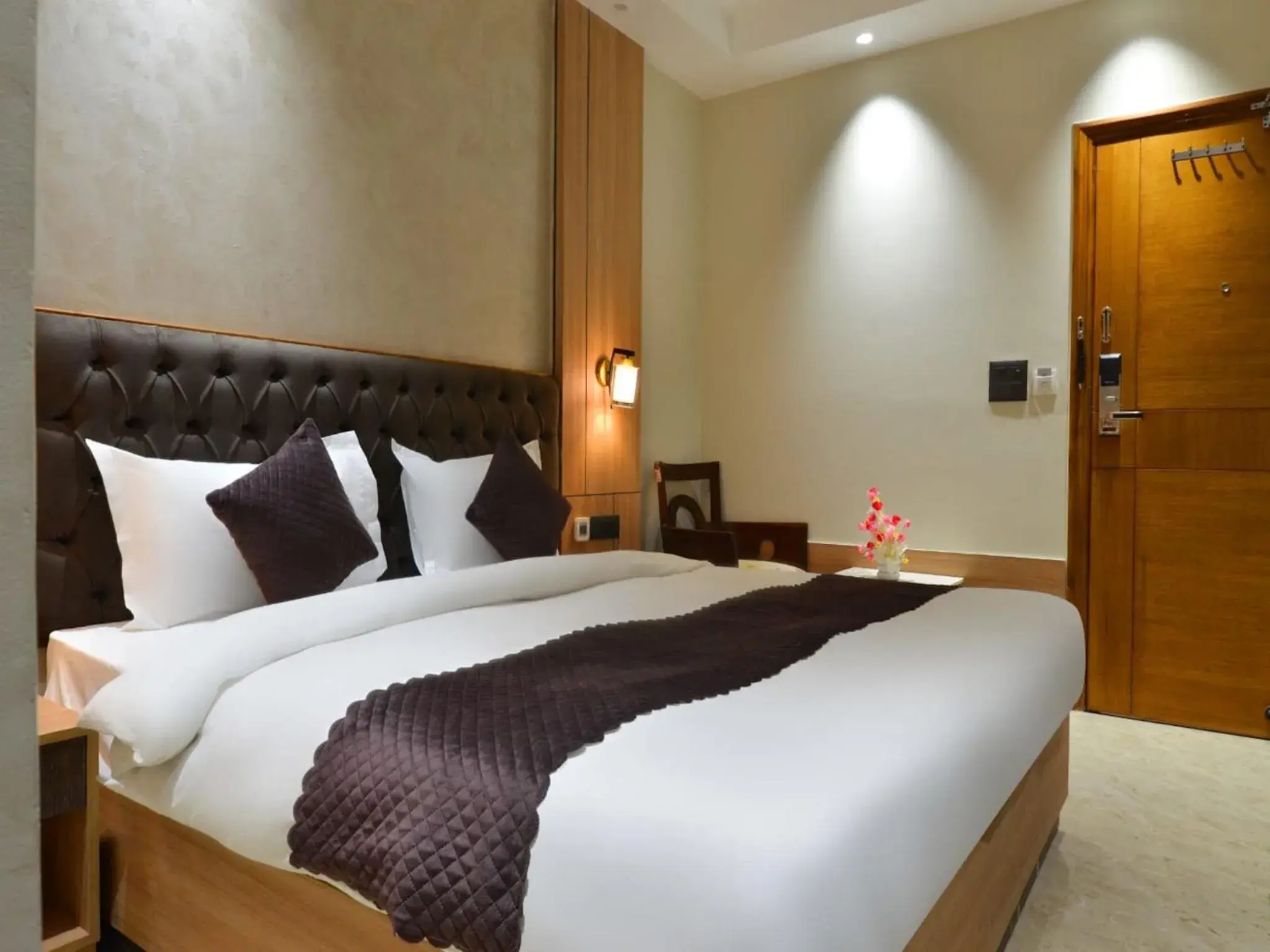 Superior King Room in Hotel Maya Cottage - 2 min from New Delhi Railway Station Superior King Room in Hotel Maya Cottage - 2 min from New Delhi Railway Station