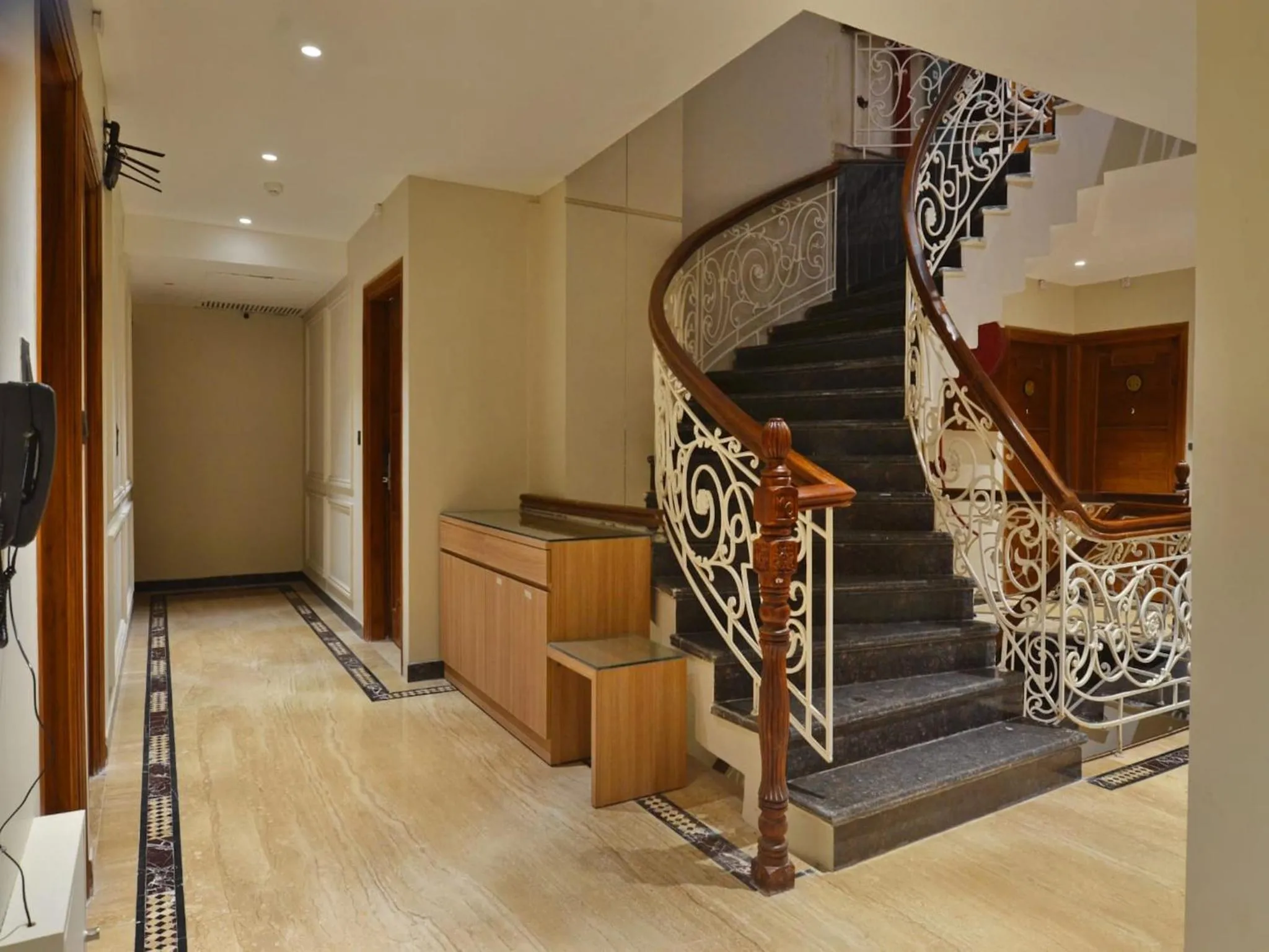 Property building in Hotel Maya Cottage - 2 min from New Delhi Railway Station