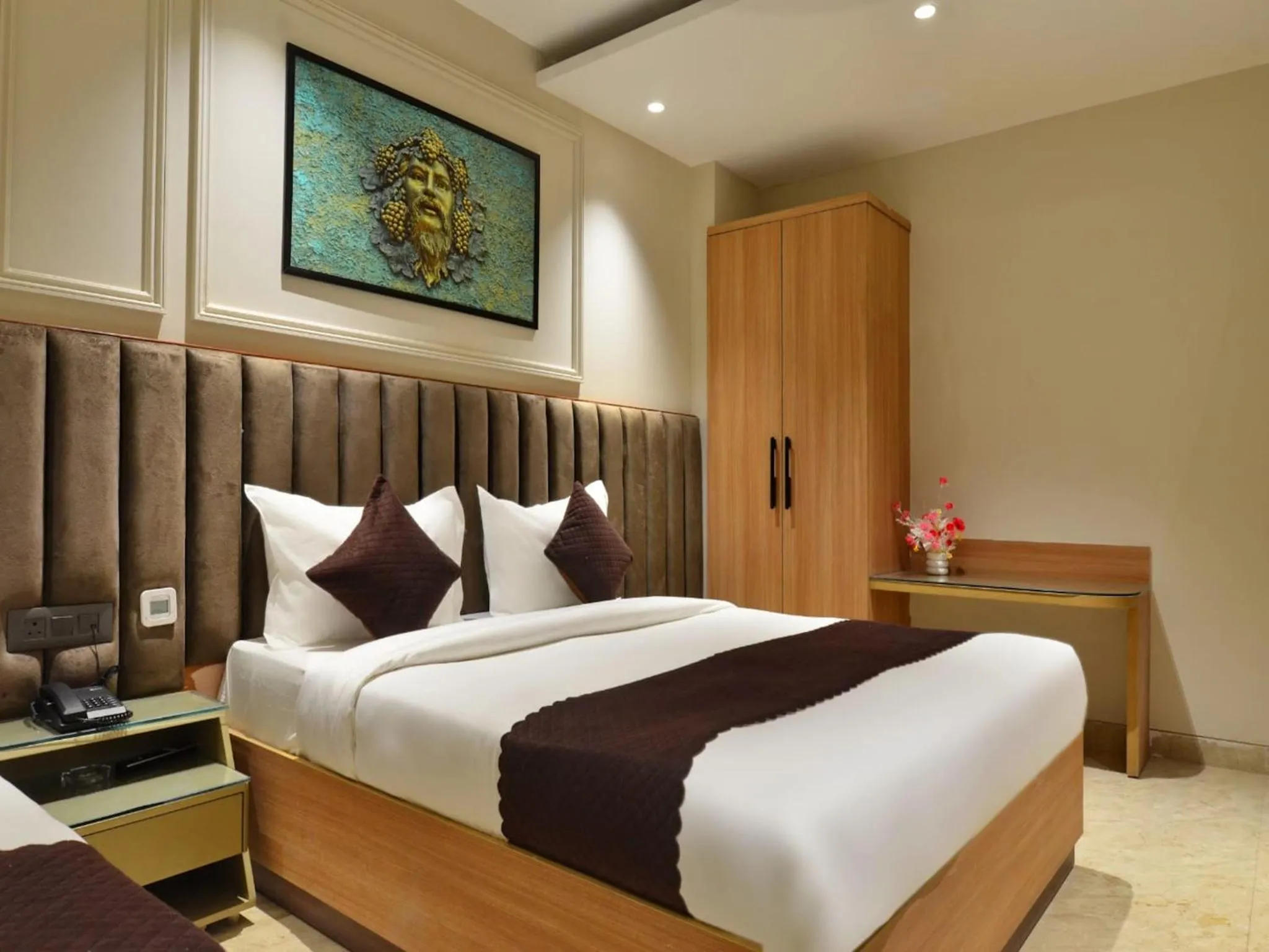 Bedroom, Bed in Hotel Maya Cottage - 2 min from New Delhi Railway Station