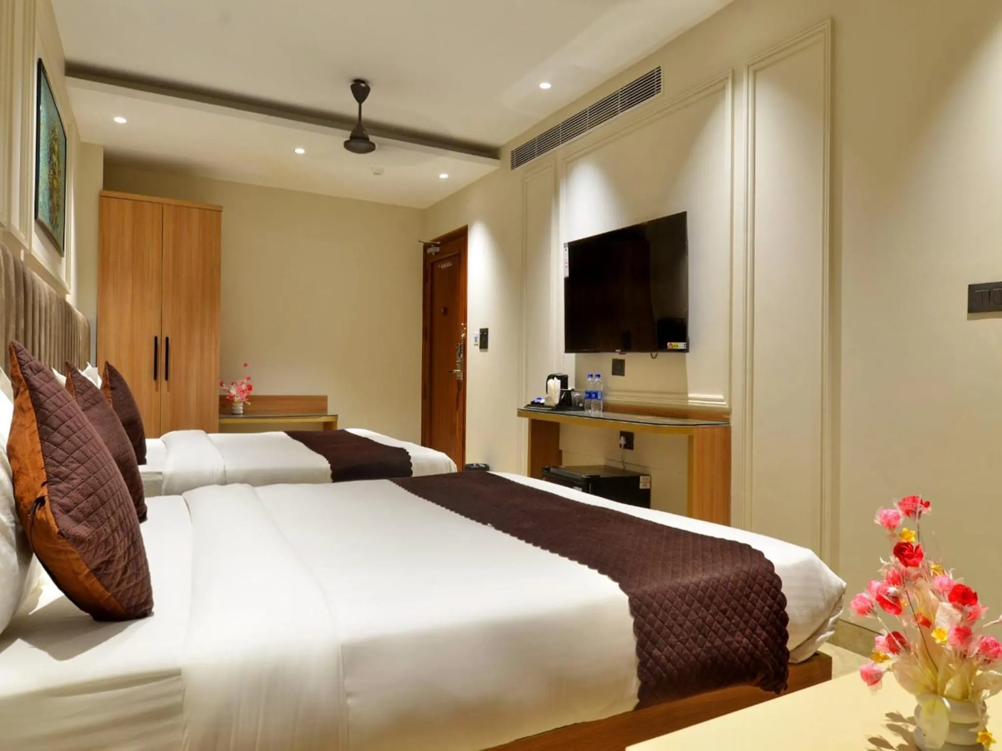 Bedroom, Bed in Hotel Maya Cottage - 2 min from New Delhi Railway Station