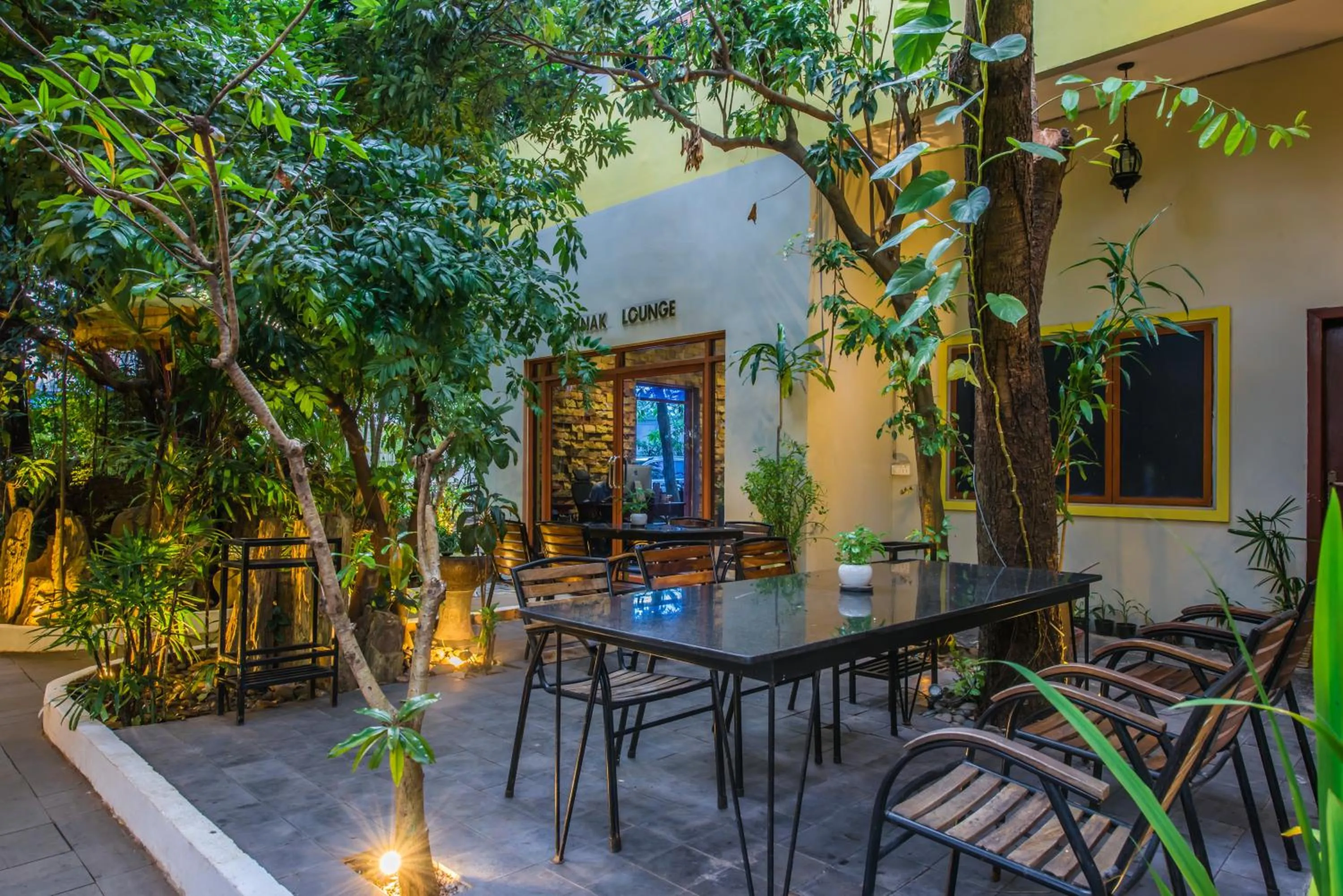 Dining area in Samnak Lounge