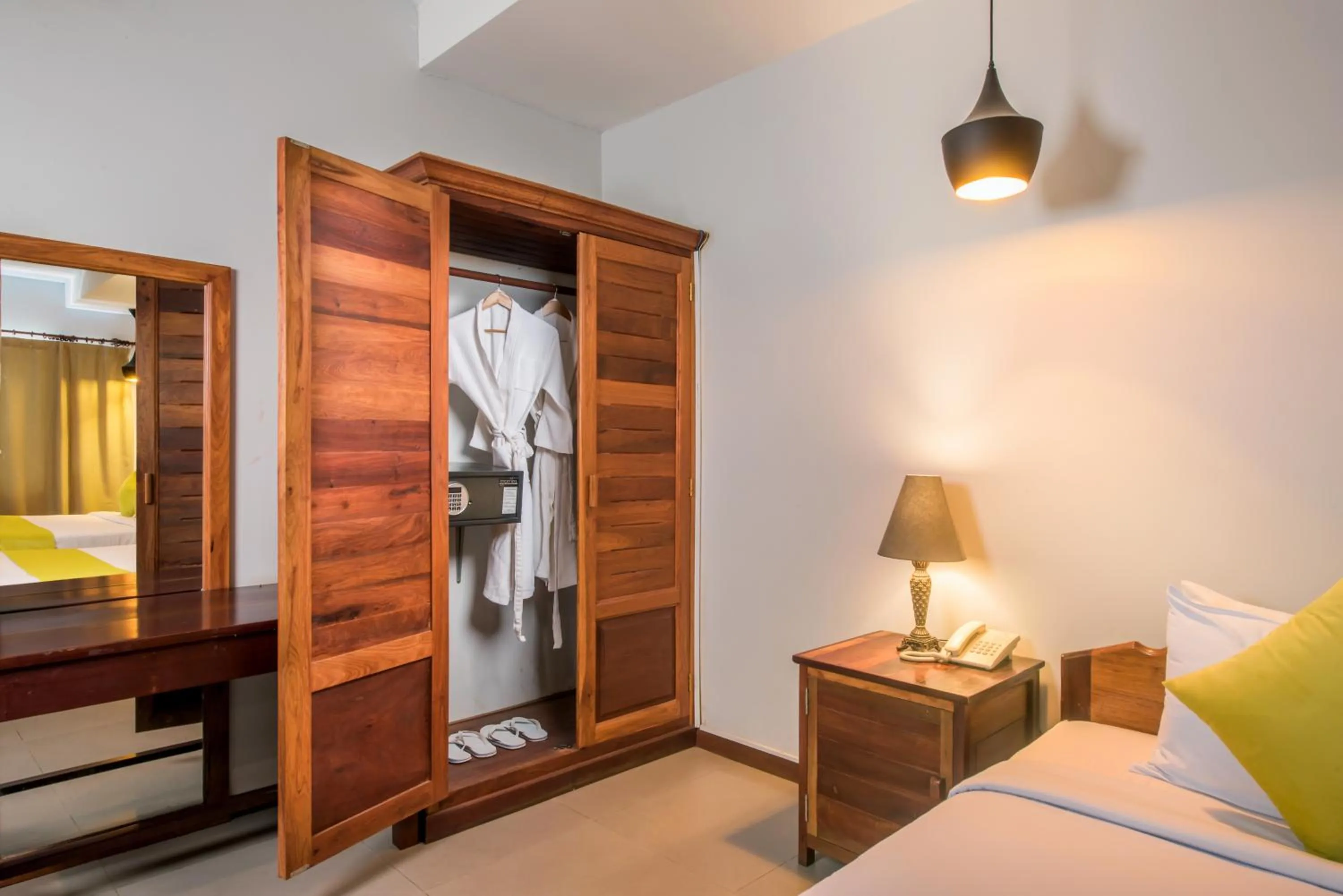 Guests, Bed in Samnak Lounge