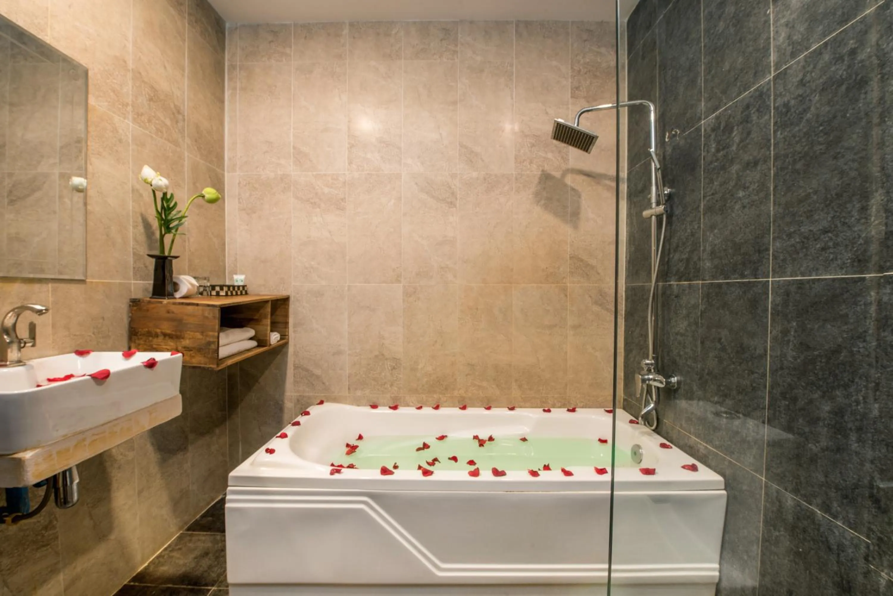 Bath in Samnak Lounge