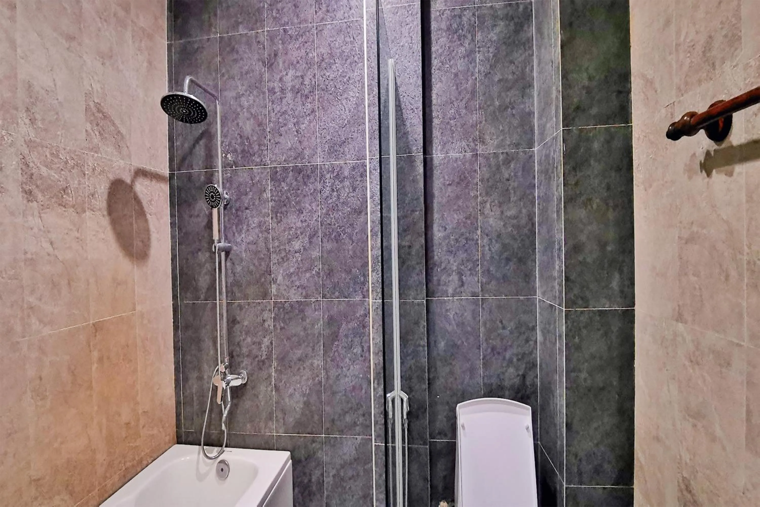 Shower in Samnak Lounge