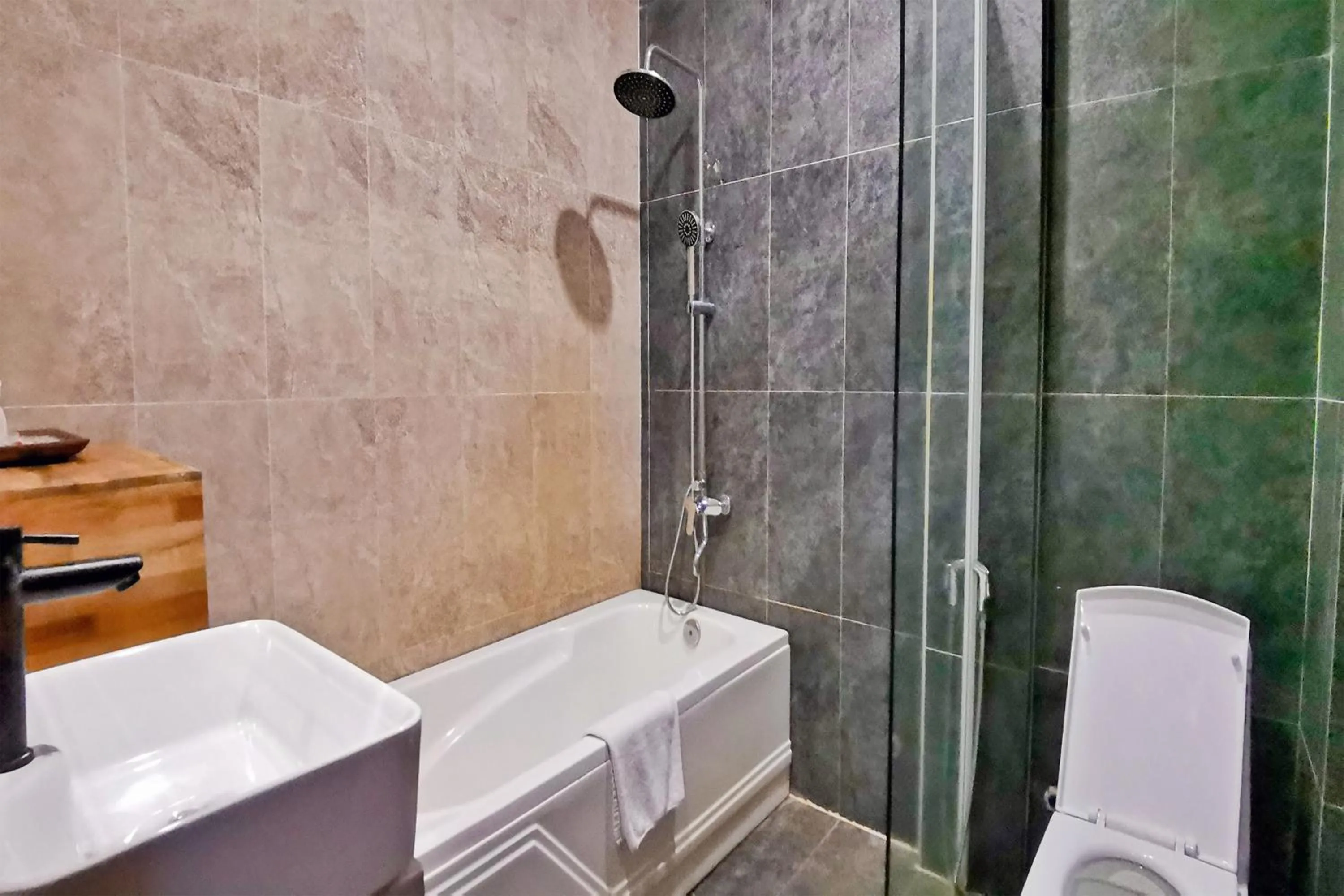 Shower in Samnak Lounge