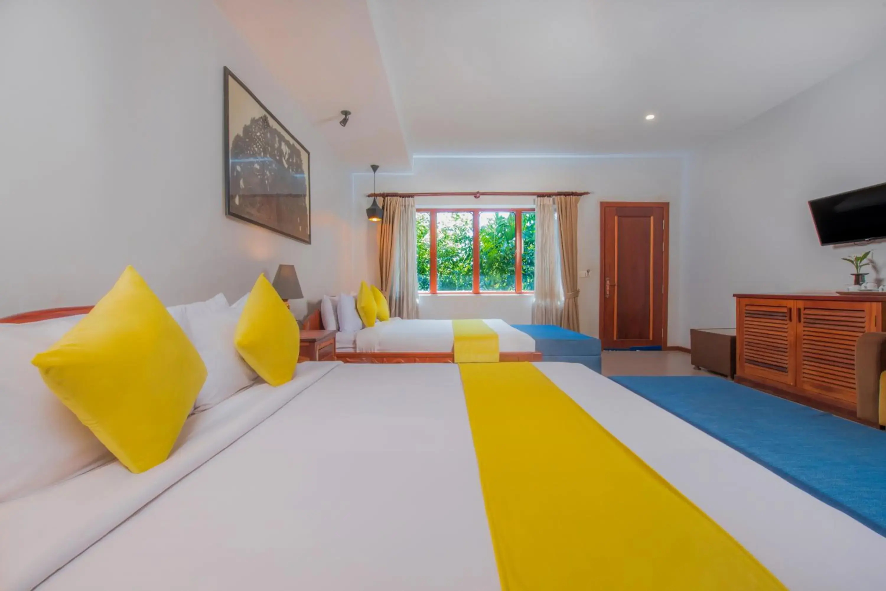 Guests, Bed in Samnak Lounge Guests, Bed in Samnak Lounge