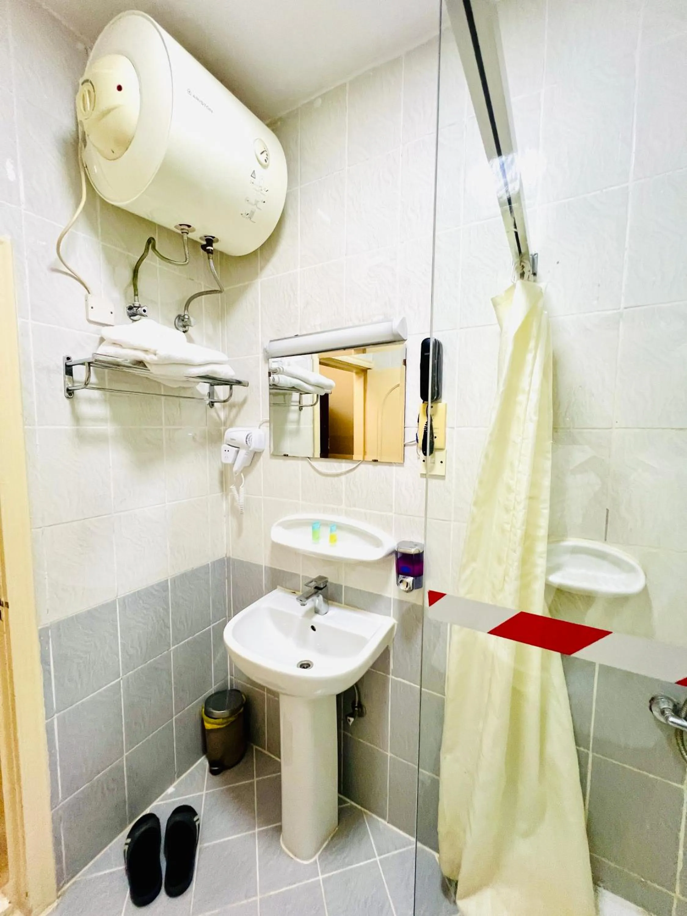 Shower in Al Ahrar Hotel