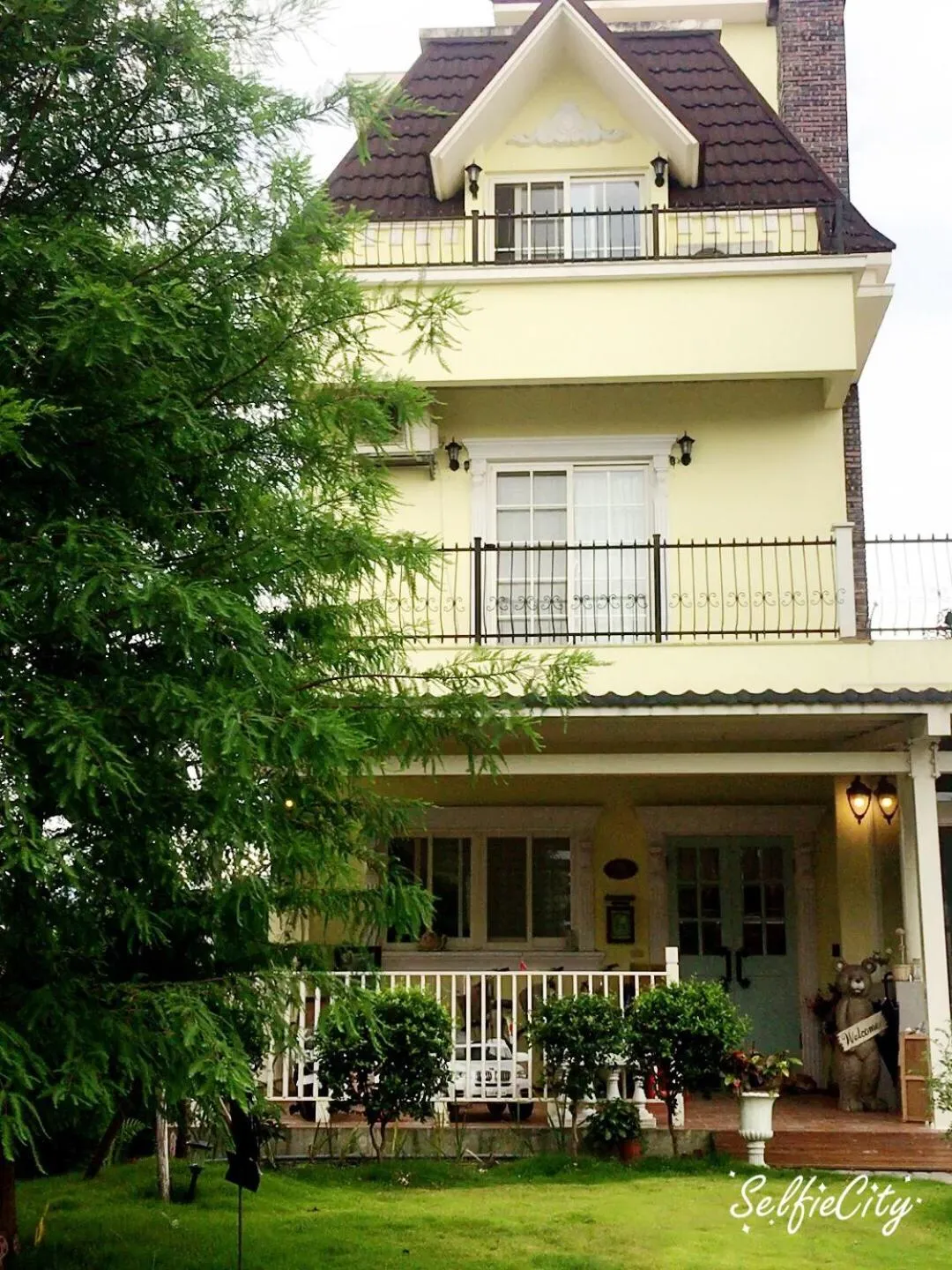 Facade/entrance in Brulee's Done