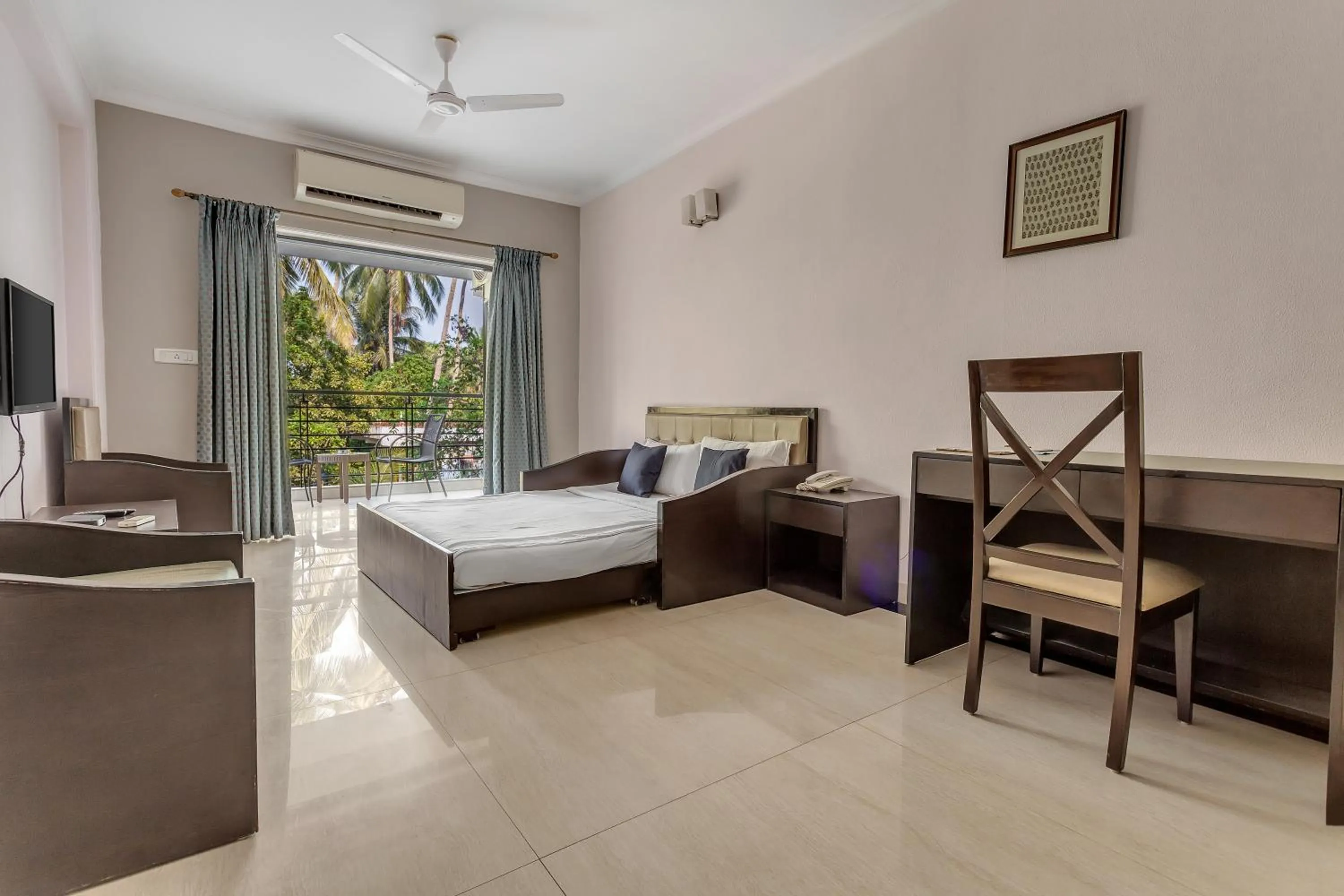 Living room, Bed in Arotel Rooms & Suites Calangute
