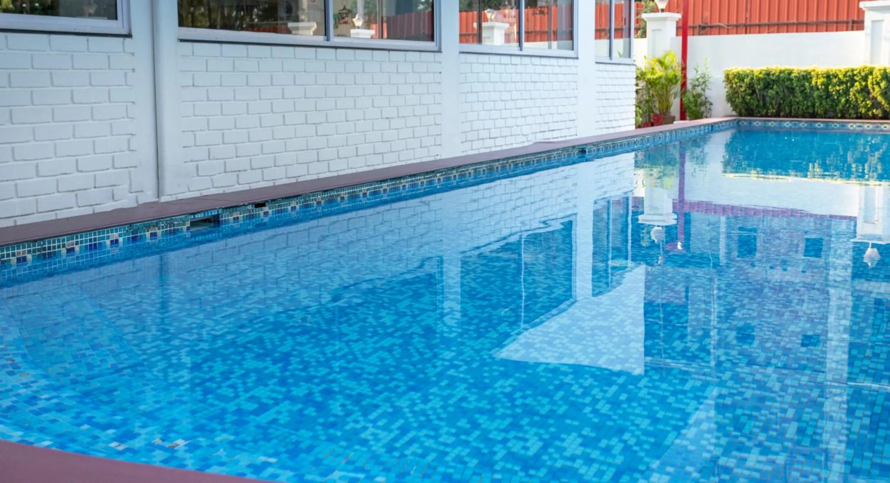 Swimming pool in Arotel Rooms & Suites Calangute