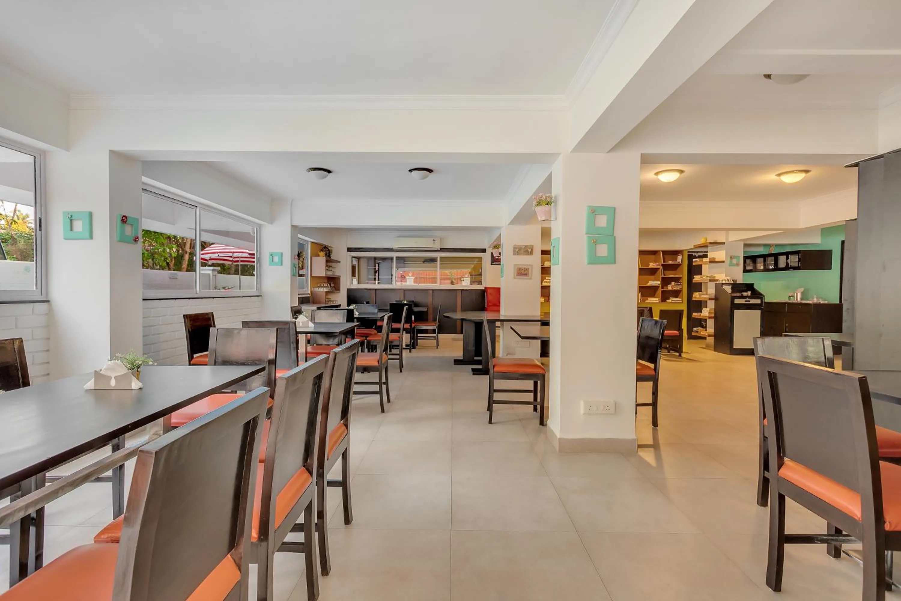 Restaurant/places to eat in Arotel Rooms & Suites Calangute