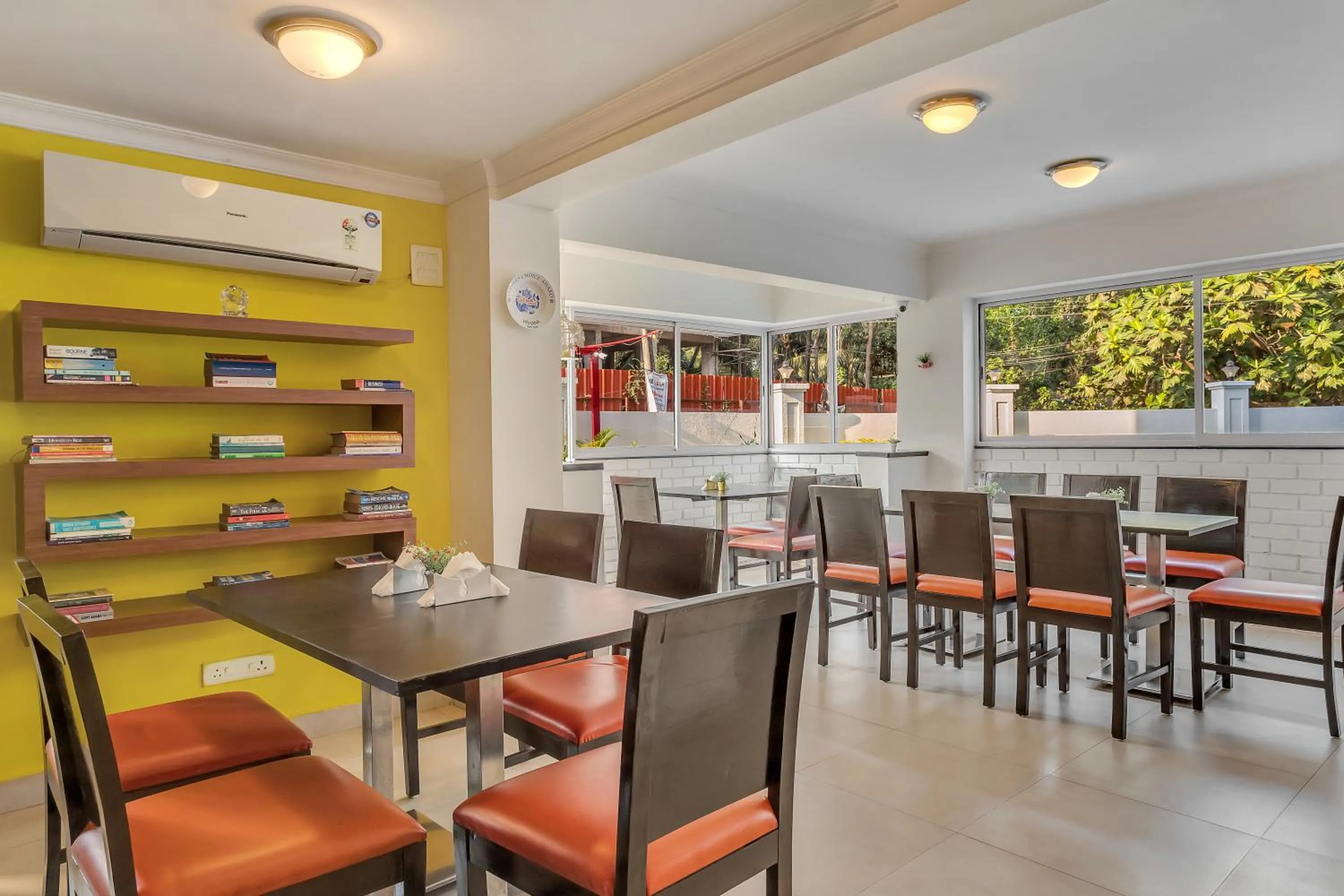 Restaurant/places to eat in Arotel Rooms & Suites Calangute