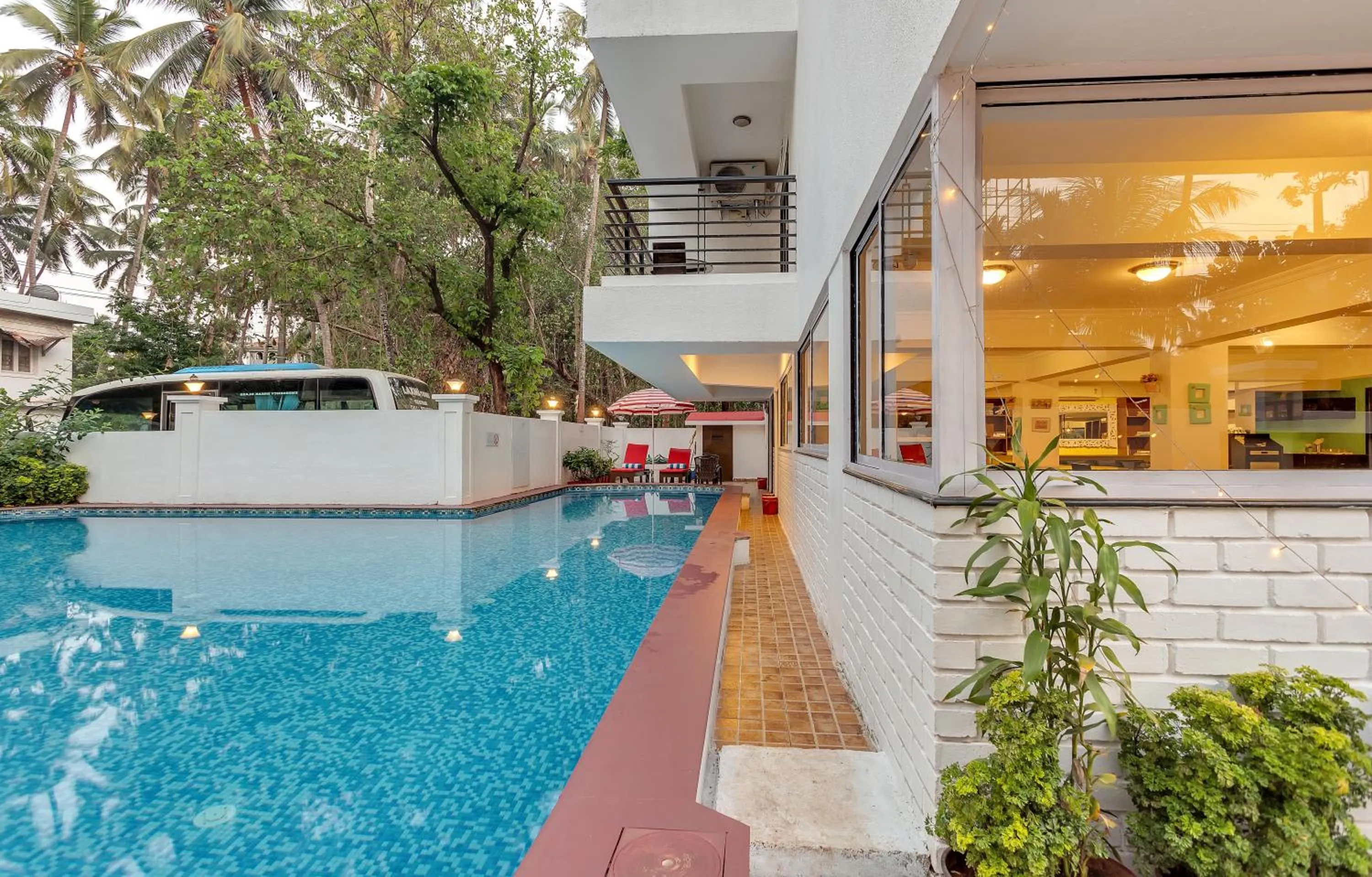 Swimming pool in Arotel Rooms & Suites Calangute