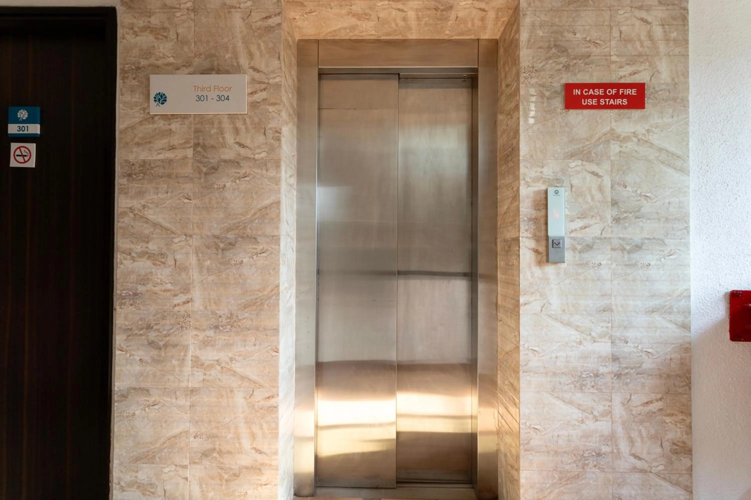 elevator in Arotel Rooms & Suites Calangute