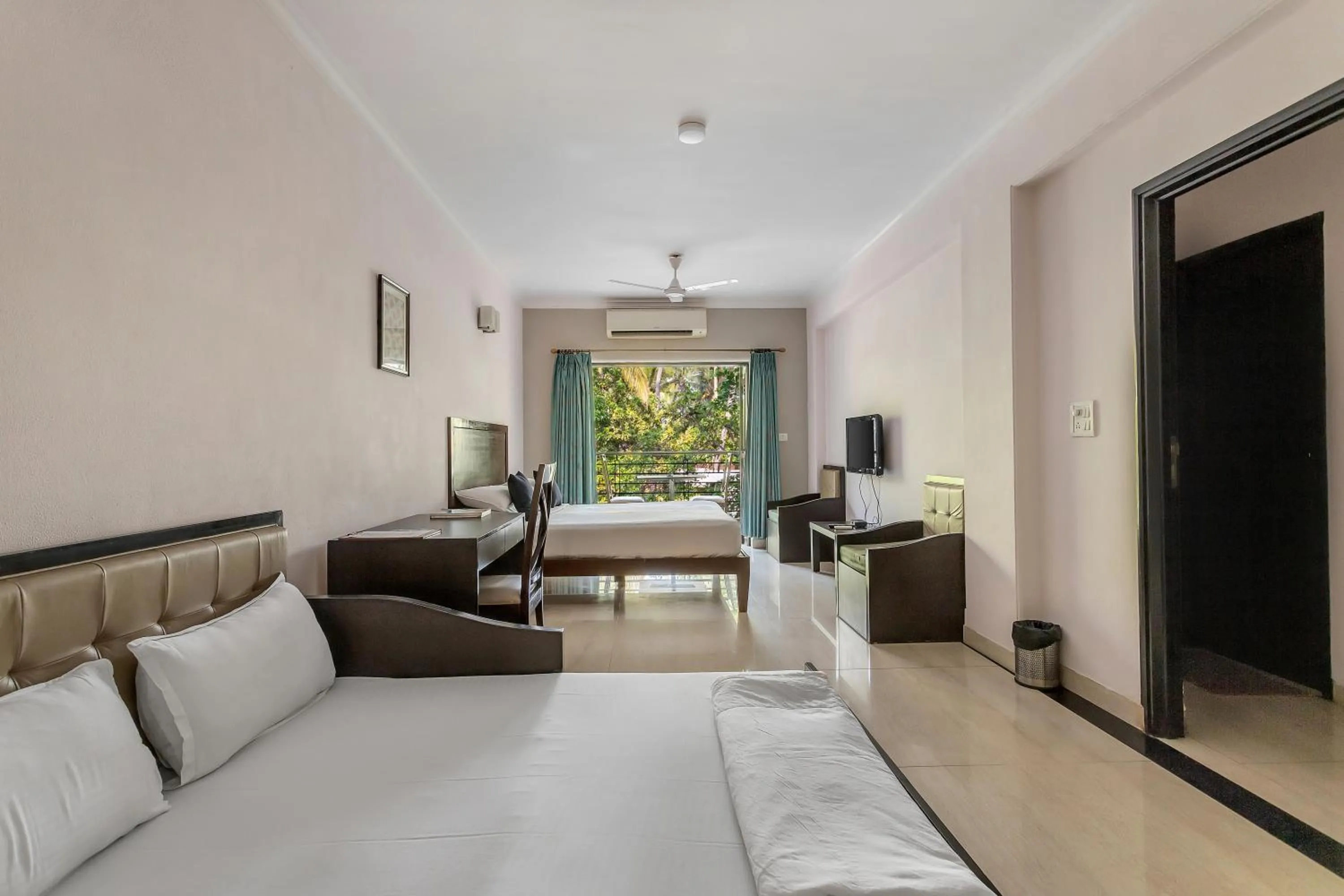 Living room, Bed in Arotel Rooms & Suites Calangute