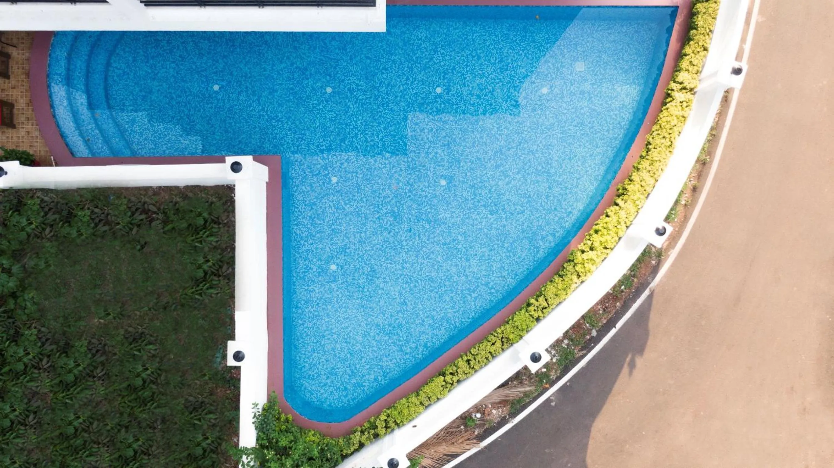 Swimming pool in Arotel Rooms & Suites Calangute