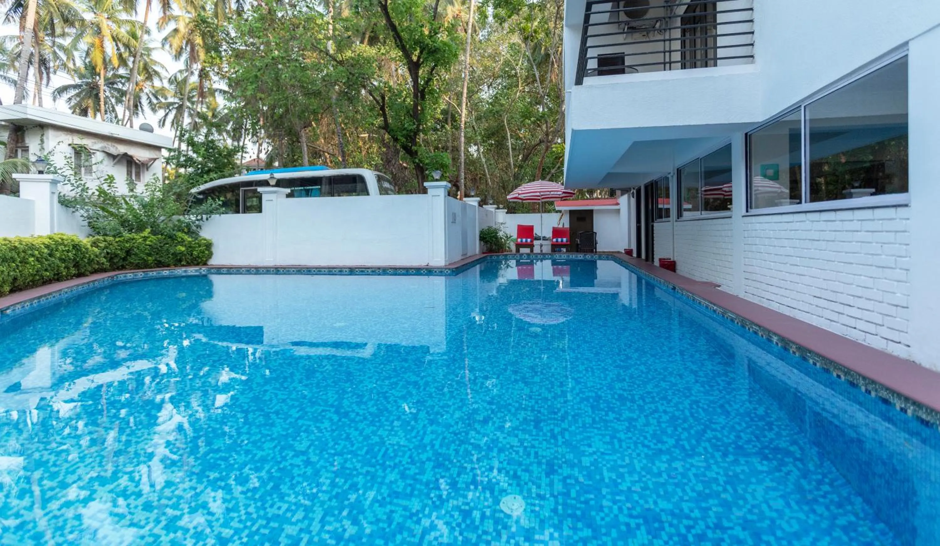 Swimming pool in Arotel Rooms & Suites Calangute