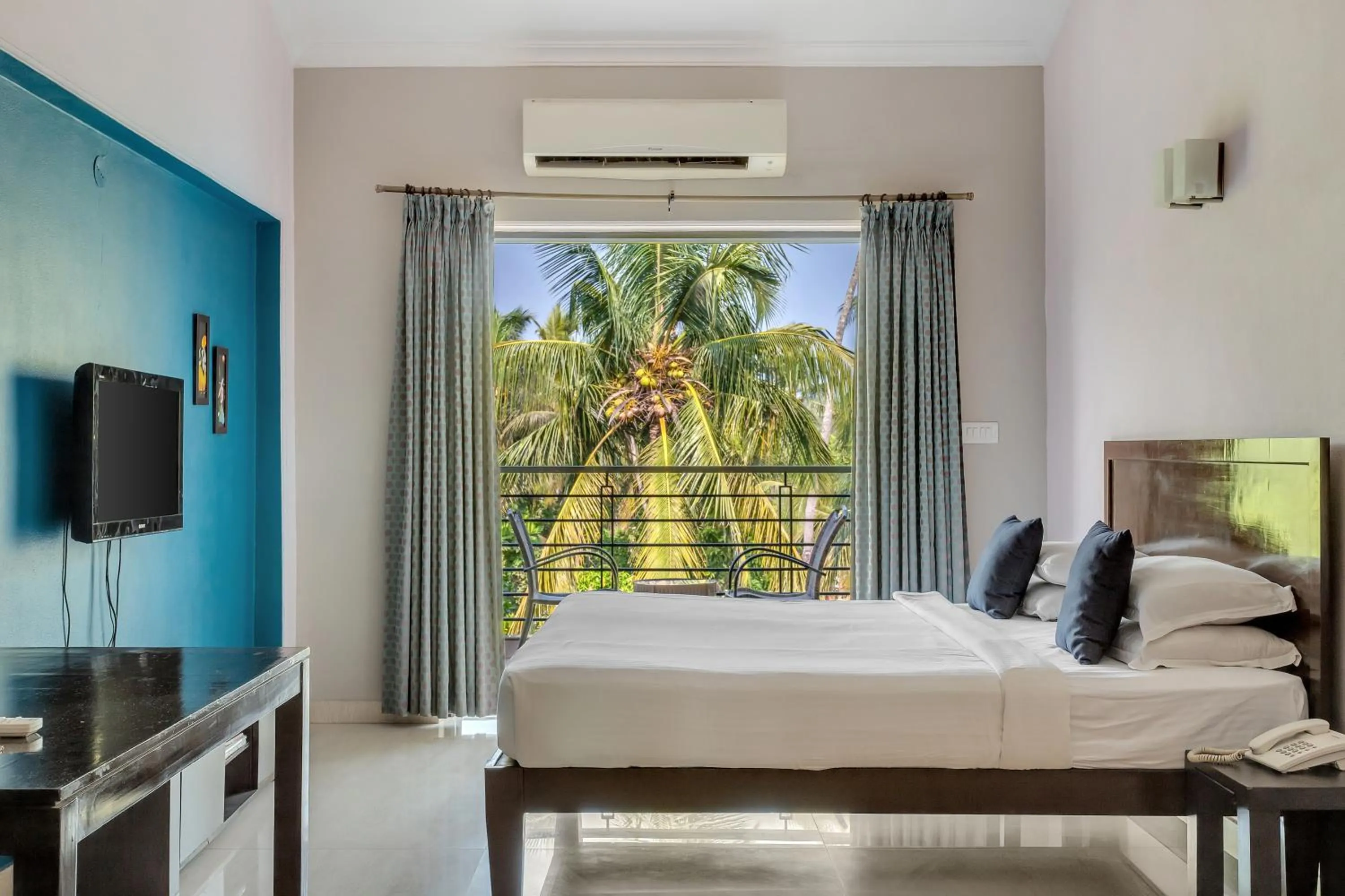 Living room, Bed in Arotel Rooms & Suites Calangute