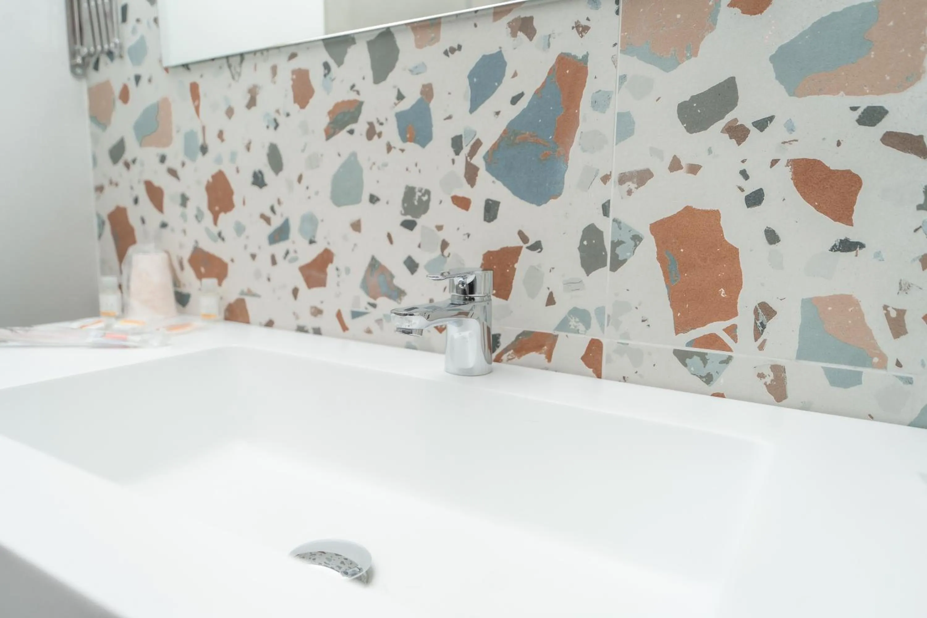 Noah Gate Hotel & Suites