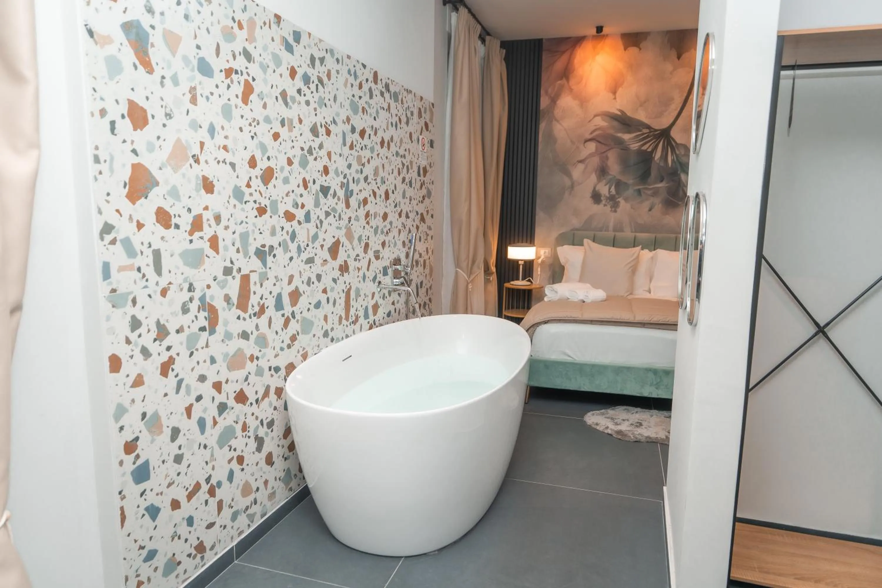 Noah Gate Hotel & Suites