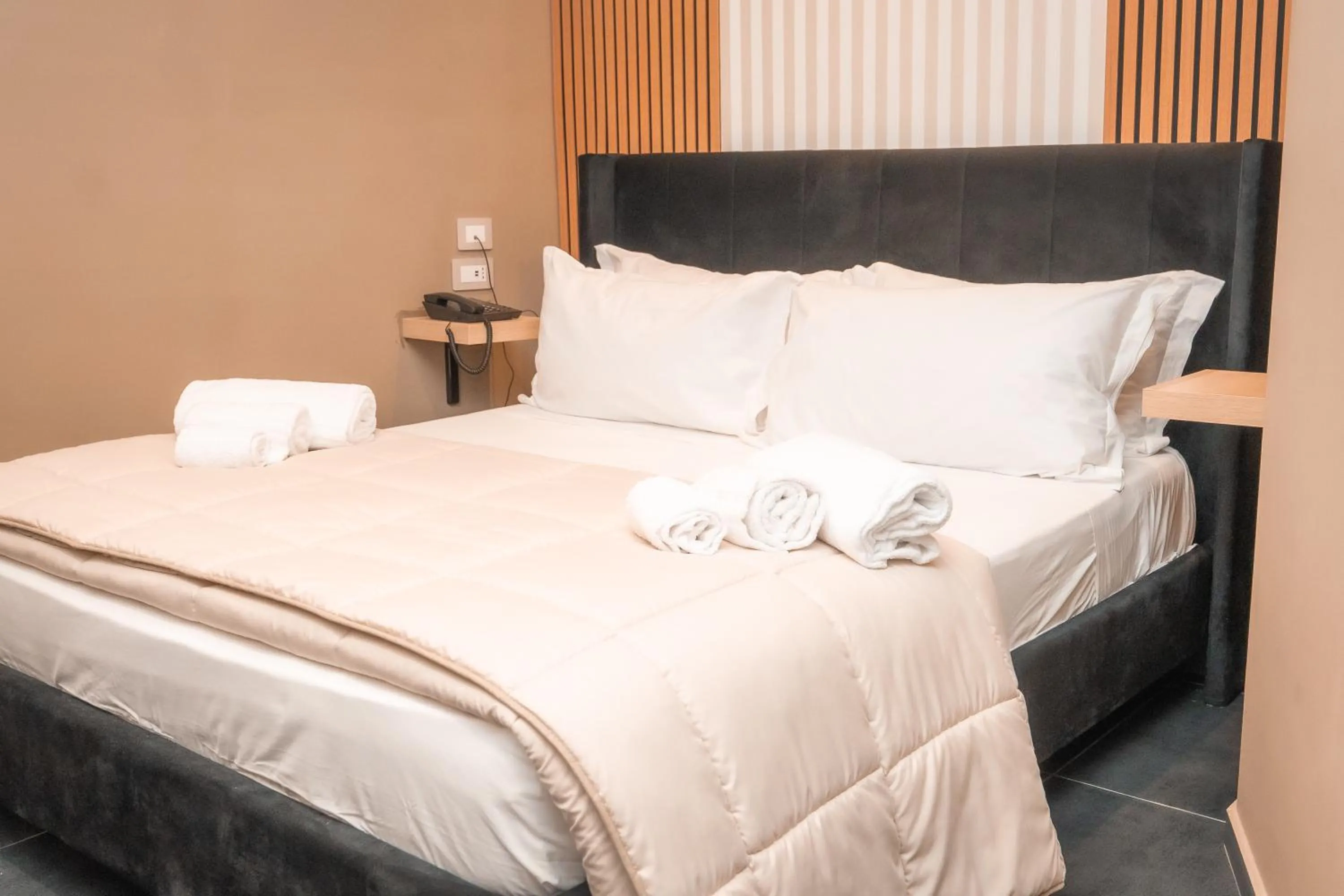 Bed in Noah Gate Hotel & Suites