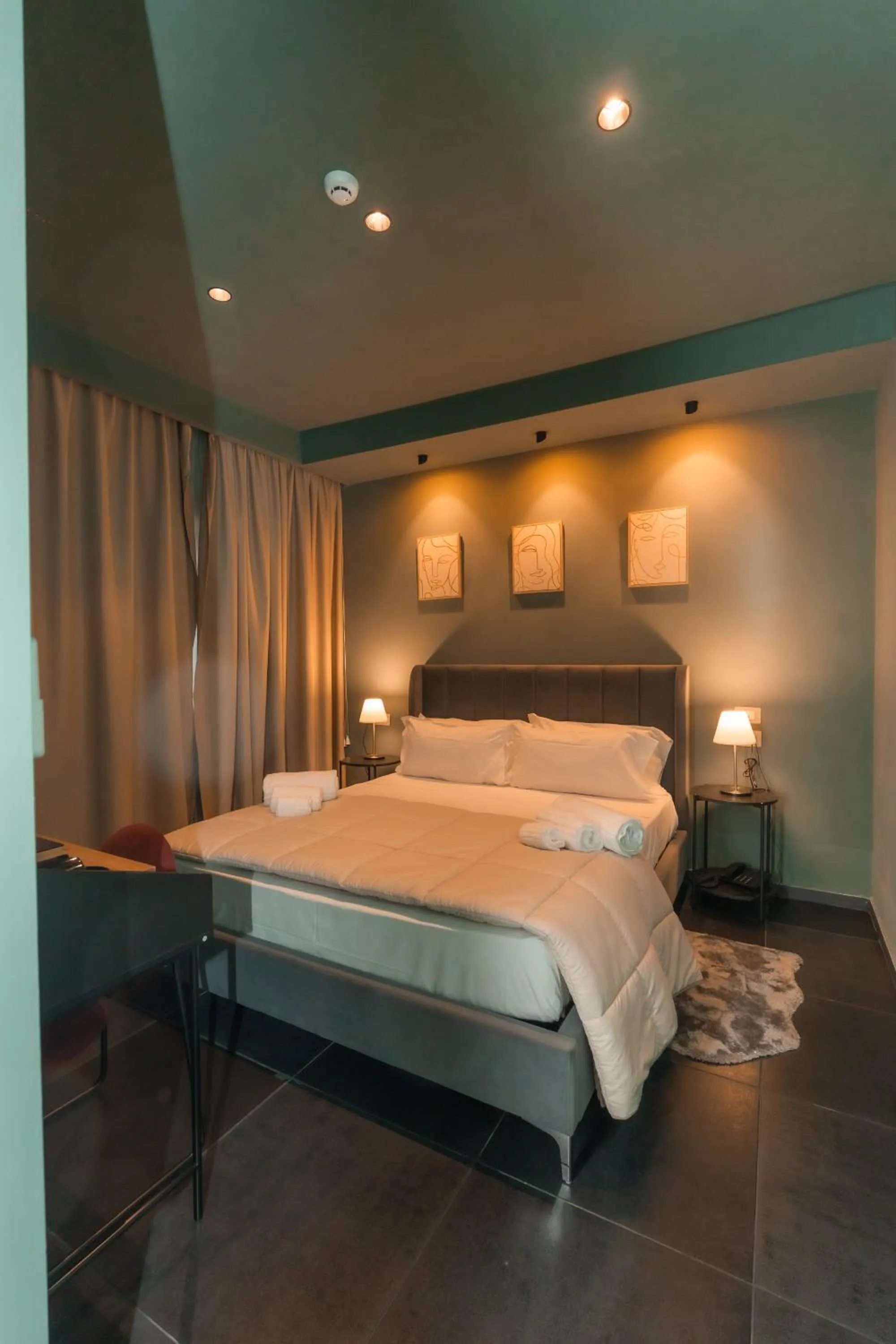 Bed in Noah Gate Hotel & Suites