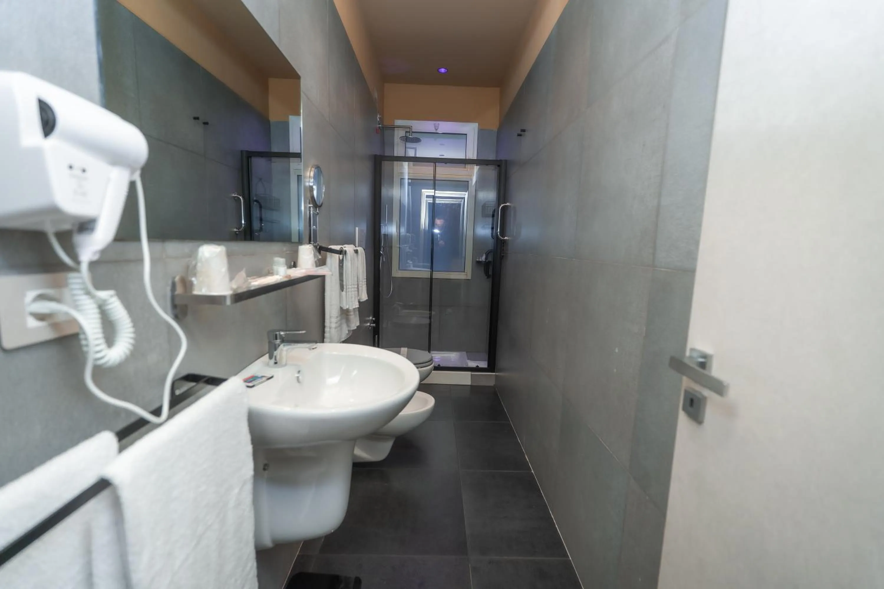 Noah Gate Hotel & Suites