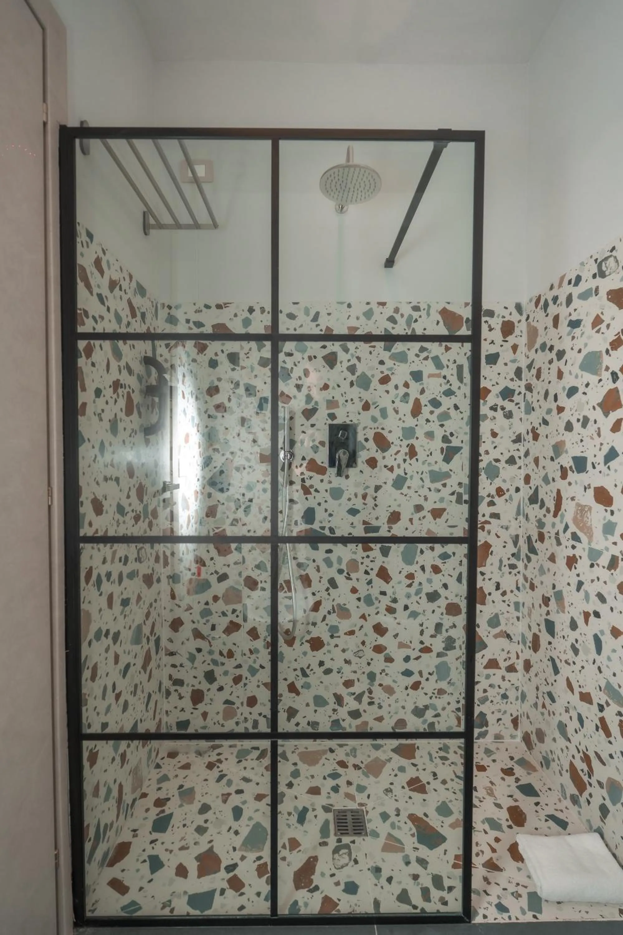 Noah Gate Hotel & Suites