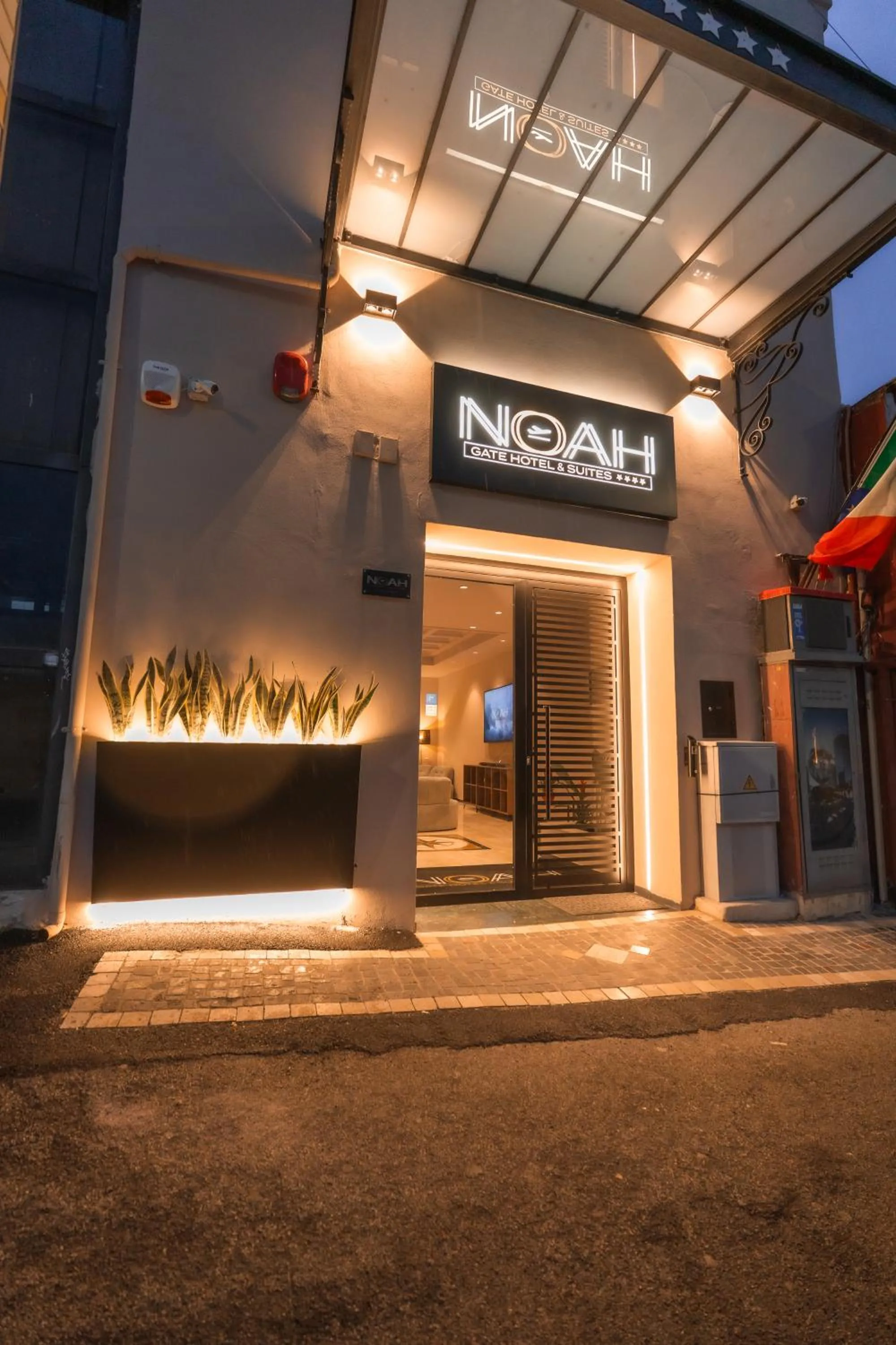 Noah Gate Hotel & Suites