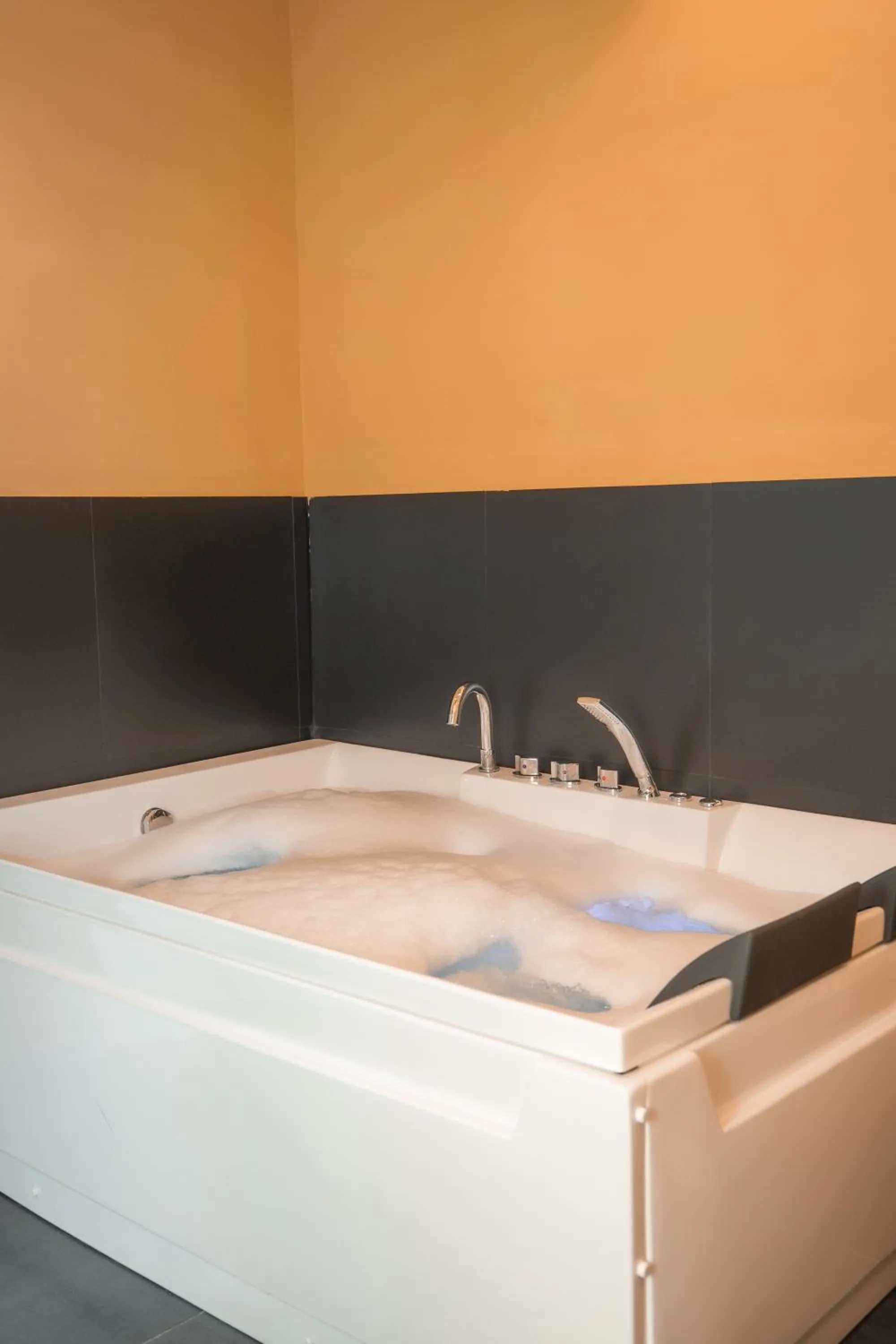 Noah Gate Hotel & Suites