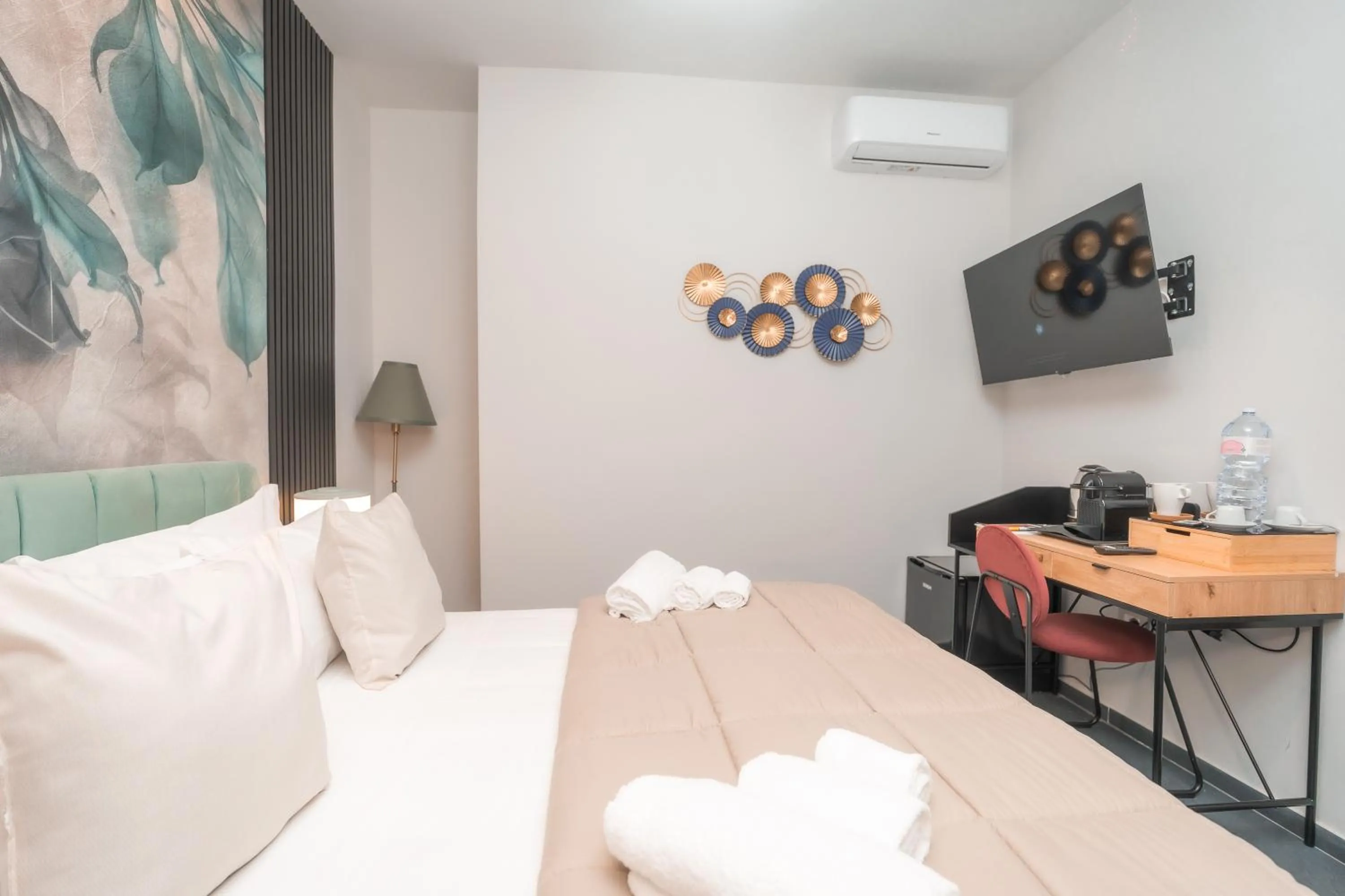 Bed in Noah Gate Hotel & Suites