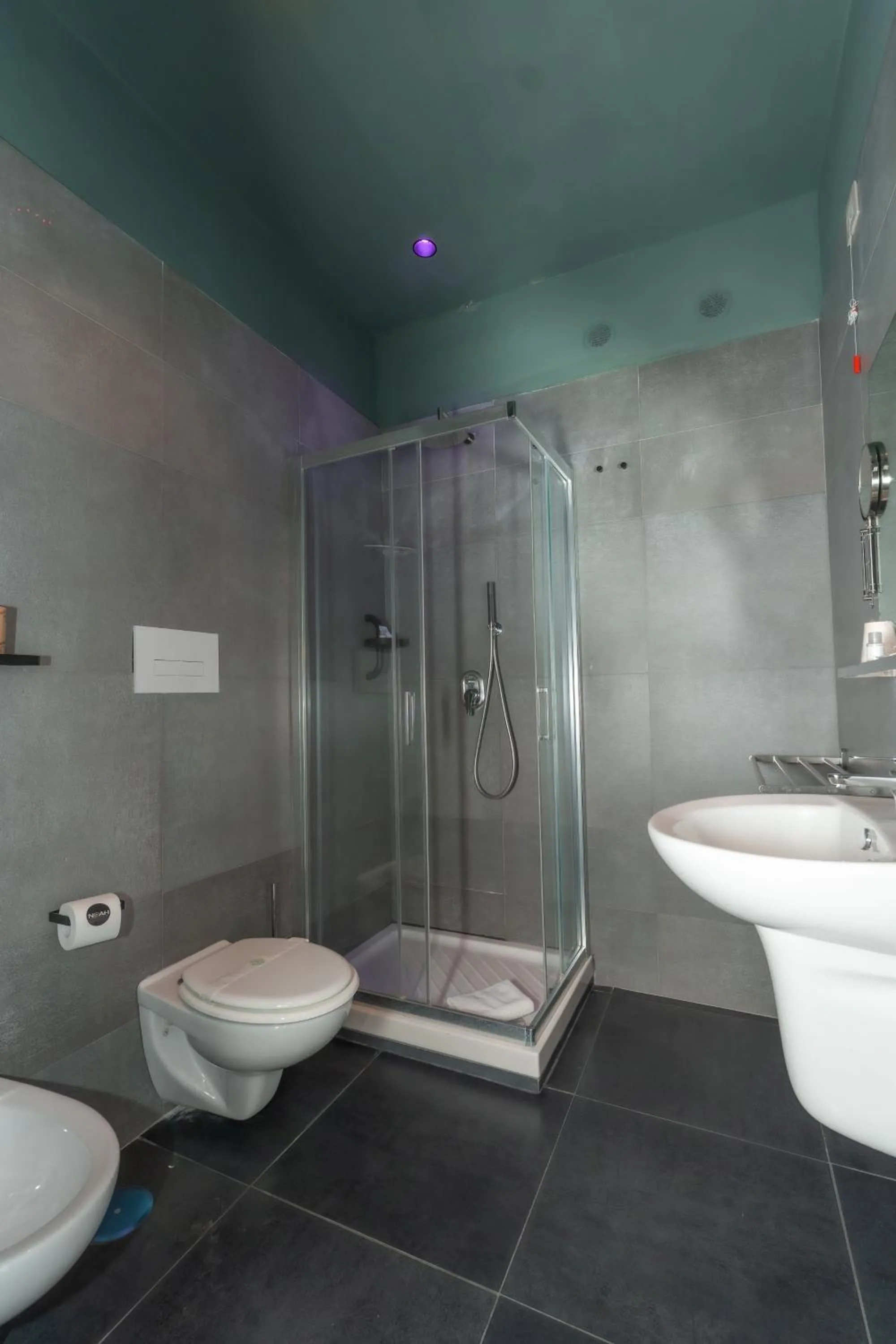 Noah Gate Hotel & Suites