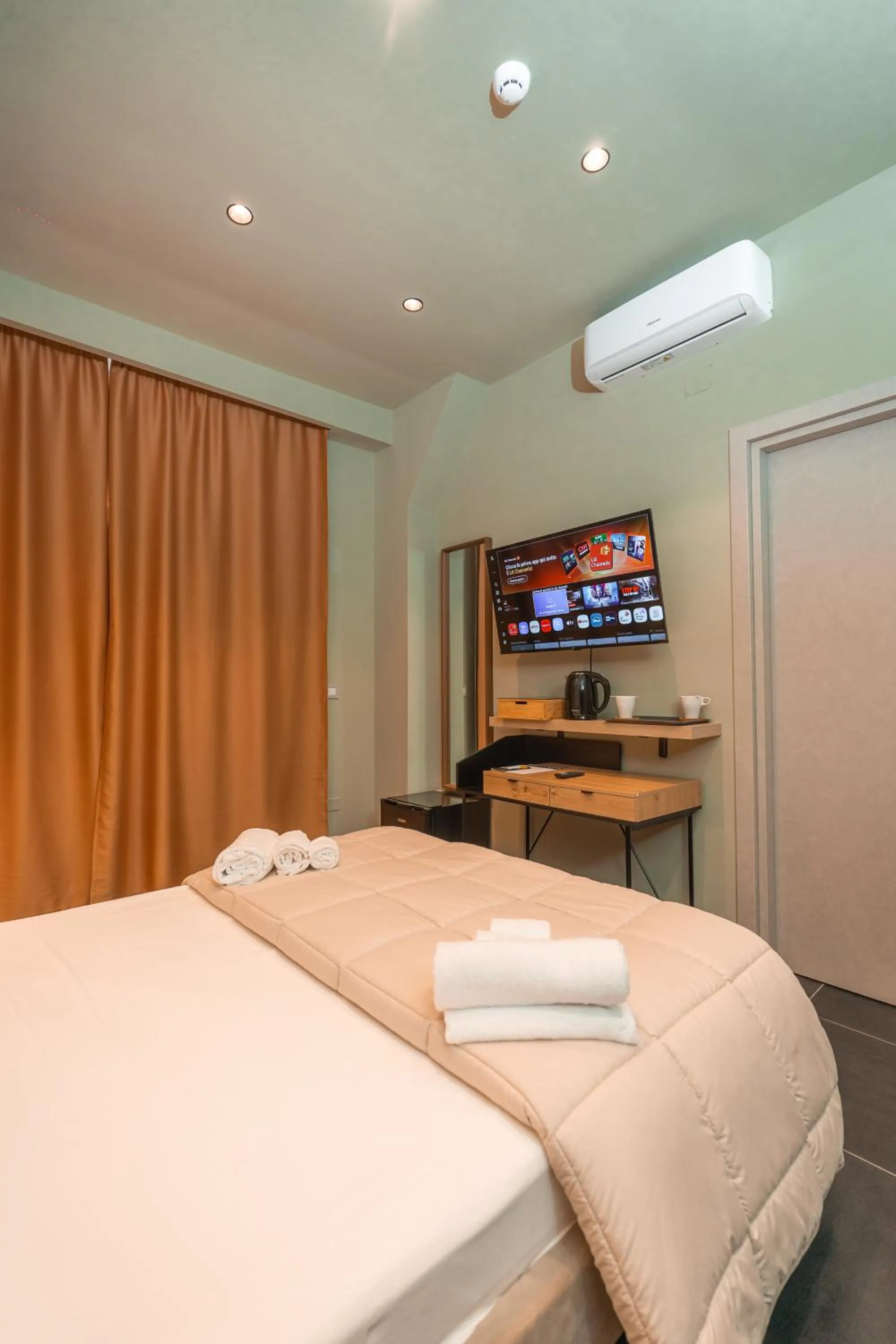 Bed in Noah Gate Hotel & Suites