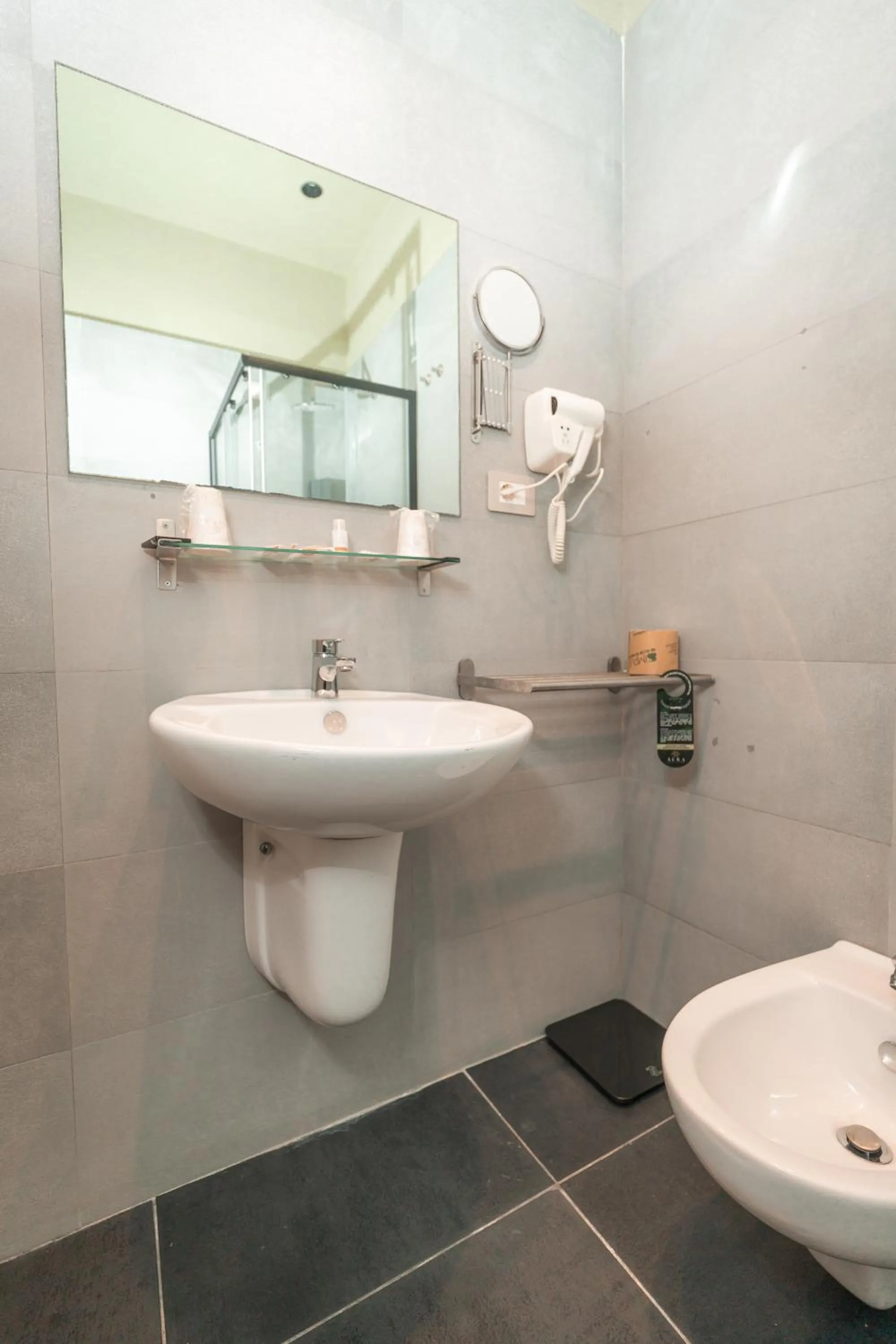Noah Gate Hotel & Suites